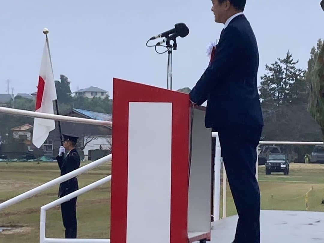 青山大人さんのインスタグラム写真 - (青山大人Instagram)「本日11/13は茨城県民の日です。武器学校・土浦駐屯地開設71周年記念行事、土浦市消防本部秋季点検、こまち祭りなどなど盛りだくさんの週末でした。  また、第21回日本医療マネジメント学会茨城県支部学術集会がつくば国際会議場で盛大に開催されました。池澤先生の医療のビッグデータにより実臨床の仮説をエビデンスで裏付ける話はとても勉強になりました。  防衛、消防、医療福祉と日々人々の生活、安全を守る職務に専念される皆様に、心から感謝申し上げます。  さて、岸田政権が昨年末決めた日本の外交安全保障の今後10年の基本方針となる 国家安全保障戦略で「反撃能力」（いわゆる敵基地攻撃能力）を持つこと、更には防衛増税へと進んでいく流れになっています。  しかし、人への投資こそ未来を切り開く大きな課題です。外交防衛の現場では、若者が数年で離職してしまうという問題もあり、その背景を考える必要があります。  国家安保戦略を練る上で、質・量ともに人材確保の視点も大切と、先週金曜の外務委員会でも青山は取り上げています。様々な視点からしっかり国政の場で政府へ伝え、現場で日々活躍する皆様を、日本の皆様を支えていきます。  #茨城 #茨城6区 #石岡 #石岡市 #かすみがうら #かすみがうら市 #土浦 #土浦市 #つくば #つくば市 #つくばみらい #つくばみらい市」11月13日 12時14分 - aoyamayamato