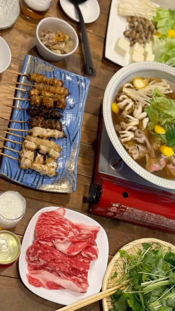 chiruのインスタグラム：「夜ご飯🍲🍻  スーパーでレタス1玉10円‼️みつば1袋18円‼️ なのでレタス2玉みつば7袋買って牛肉でレタしゃぶしました〜  そろそろ鍋の季節だし野菜が安くなると大助かり❤️ ・ ・ ・ #ちる0909飯#日本食#日本の食卓#夜ごはん#夕食#夜ご飯#晩ご飯#食卓#家飯#鍋#🍲#おうち居酒屋##dinner#おうちごはん#うちごはん#ご飯記録#健康ご飯#手作り料理#手作りごはん#lifestyle#器#器好き#食器#焼き物#家族ご飯 #ちる0909memory #instagood#instafood#japanesefood」