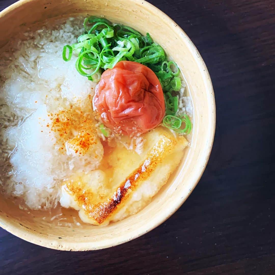 志摩有子のインスタグラム：「一気に気温が下がって、スーパーでお餅が目立つ場所に置かれるようになってきた。 元々餅ラバーだけど、揚げ出しにしたらもう毎日食べたいほど。小さなフライパンで大さじ2杯ほどの食物油でこんがり揚げ焼きにしたやつをさっとペーパーで押さえてから、お椀に移してお湯で割った白だしを注いで、大根おろしと小ネギを添えるだけ。これだけでもたまらないけど、梅干しや一味唐辛子で味変するのもおすすめ。 お雑煮よりもコクがあって香ばしい。 毎日食べたいけど、カロリーを考えて週一で我慢しなきゃと思うくらいの大好物！ 美味しい白だしも作ってよかった。  #揚げ出し餅 #餅レシピ @arikoya_official」
