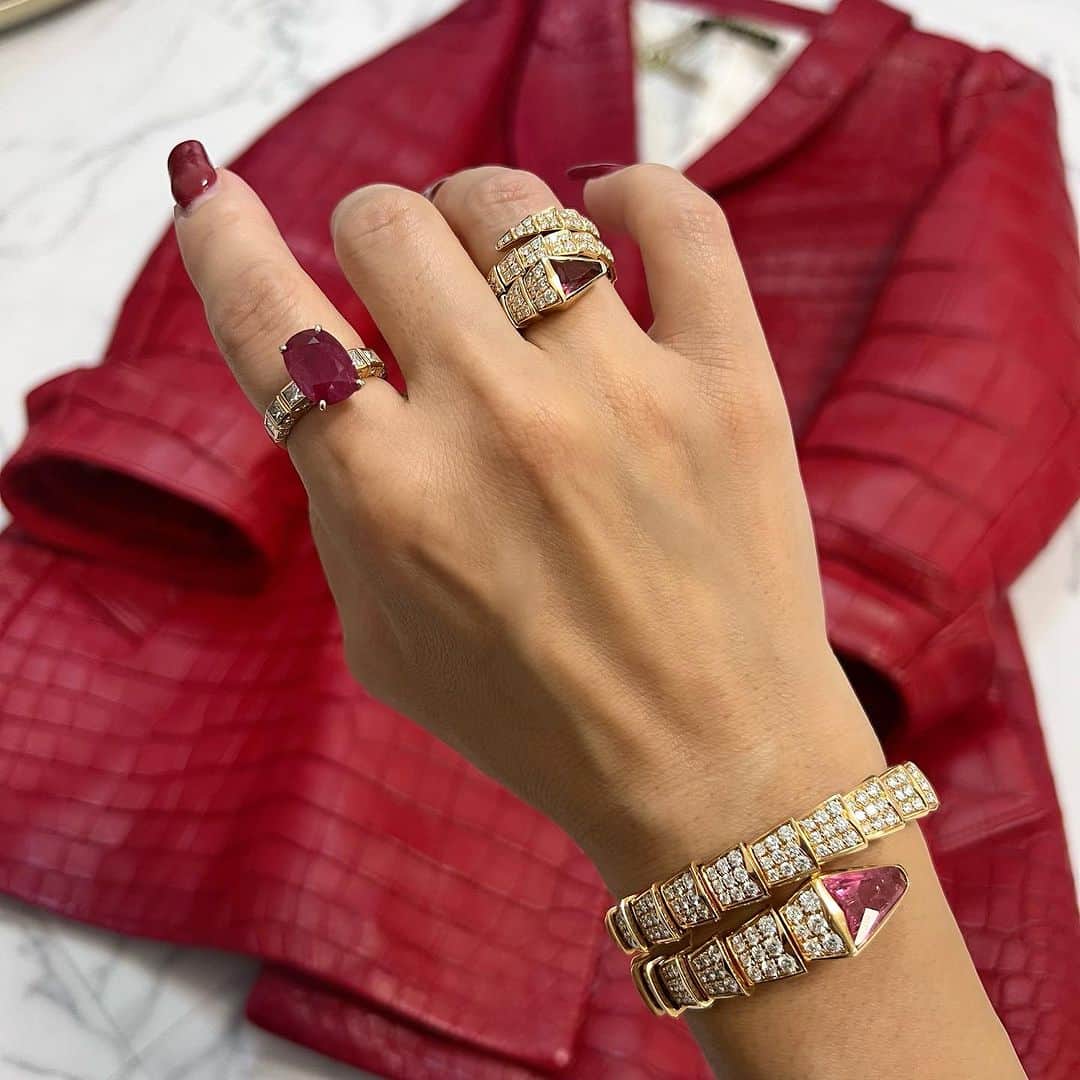 麻美さんのインスタグラム写真 - (麻美Instagram)「zele-paris クロコジャケットには ． BVLGARI セルペンティがピッタリ‼️ ． そして コレ似合うjewelryを 作りました❤️ 2枚目→mami's jewelry ． クリスマス近くなるとは赤の出番多め❤️❤️❤️ #zeleparis  #crocodile #bvlgari  #セルペンティ」11月13日 12時19分 - mami0s