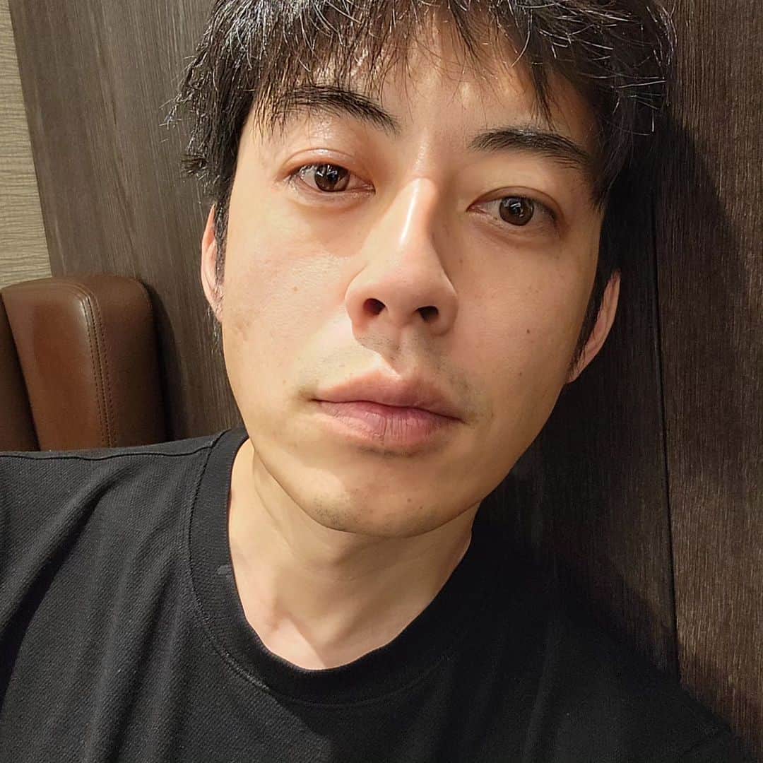 のインスタグラム：「風呂上がりのまま、ニューヨーク到着。 　 日本を発つ前に眼科に行って、片眼だけ泣き倒したので、片眼だけパンパン。  そんなことよりNY、めっちゃ寒い⛄  明日は朝からミュージカルのクリエイティブ。 久しぶりに皆に会える。」