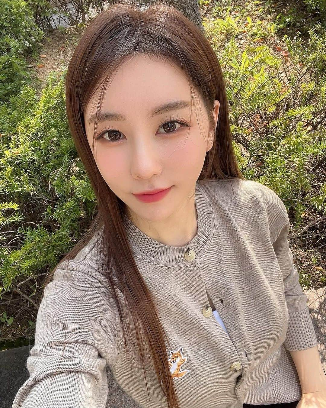 ファン・ボミのインスタグラム：「. 날씨가 넘 추워졌네요🥶 그래도 움츠러들지 말고 모두 월요팅🩵」