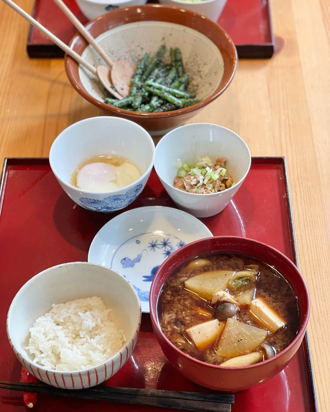 藤原美智子のインスタグラム：「もう一つの月曜日恒例 #夫週末料理 は #素食少食 ご飯。  #具沢山味噌汁  #温泉卵  #納豆  #インゲンの黒胡麻和え  我が家は定期的にこのような素食少食ご飯にして、リセットするのが恒例に。  と言うか、最近はこうしたご飯の方が好きかも〜💓   #おうちごはん #料理男子  #ごちそうさまでした💓 #藤原美智子」