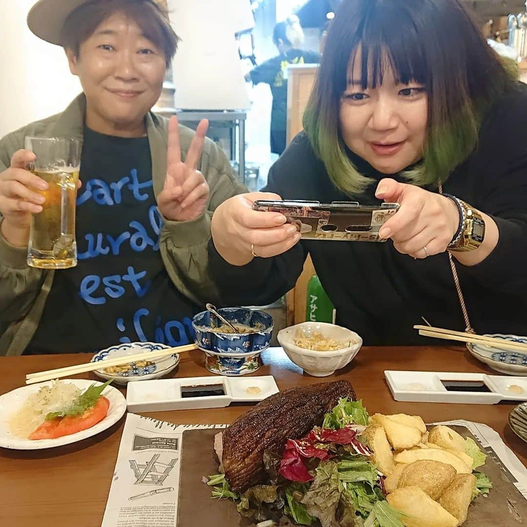 石原祐美子さんのインスタグラム写真 - (石原祐美子Instagram)「チキチキジョニー単独(ど)ライブ～昼下がりも眉下がり&今夜も紺色メガネ たくさんのご来場ありがとうございました！！ ・ ・ 初の二回公演、おかげさまでとても楽しかったです。 激闘の日本シリーズから単独ライブまで駆け抜けた充実感で、今日は久しぶりの完全休日。 だらだらゆっくり、6時まで相撲を見て過ごします。 ・ ・ 今回も、 #天然もろこし の二人が楽屋で見守ってくれて、関根ちゃんはあれやこれや手伝ってくれたし、植山ちゃんは大事な手術をひかえてるのにわざわざ来てくれて、仲間のありがたみを今回もヒシヒシと感じました。 ・ ・ ライブの後、関根ちゃんと三人で、塊肉でおなじみの #源兵衛 でごはん🍚 めちゃくちゃ体は疲れてても、差し入れでいただいたおいしいものめちゃくちゃいっぱい食てても、食欲は健在でしたw ・ ・ 相変わらず、コスパ良すぎるしめちゃくちゃおいしかったです😋 ・ ・ 見に来てくださったみなさん、配信で見てくださったみなさん本当にありがとうございました！！ またがんばる力いただきました💪 ・ ・ スタッフのみなさん、マネージャー陣もおつかれさまでした。ほんとに周りの人達に支えられて、がんばれています。いつもありがとうございます。 ・ ・ あ、配信チケットはまだまだ無限にFANYで発売中ですので、よろしければぜひ😁🙏 ・ ・ #松竹芸能 だけど、配信チケットは #FANY #お笑いライブ #チキチキジョニー #単独ライブ ・ #KBS京都 さん  あれもこれも♪でおなじみの #新建築 さん 豪華なスタンド花ありがとうございます🙏🤩 #ミッツ・マングローブ さんからは東京のおしゃれなお花！！ありがとうございます🙏🥰 ・ ・ #食べスタグラム #大阪グルメ #塊肉 #おすすめ #コスパ良すぎ #居酒屋 #肉グルメ #源兵衛天王寺あべの店」11月13日 12時26分 - chiki2johnny14