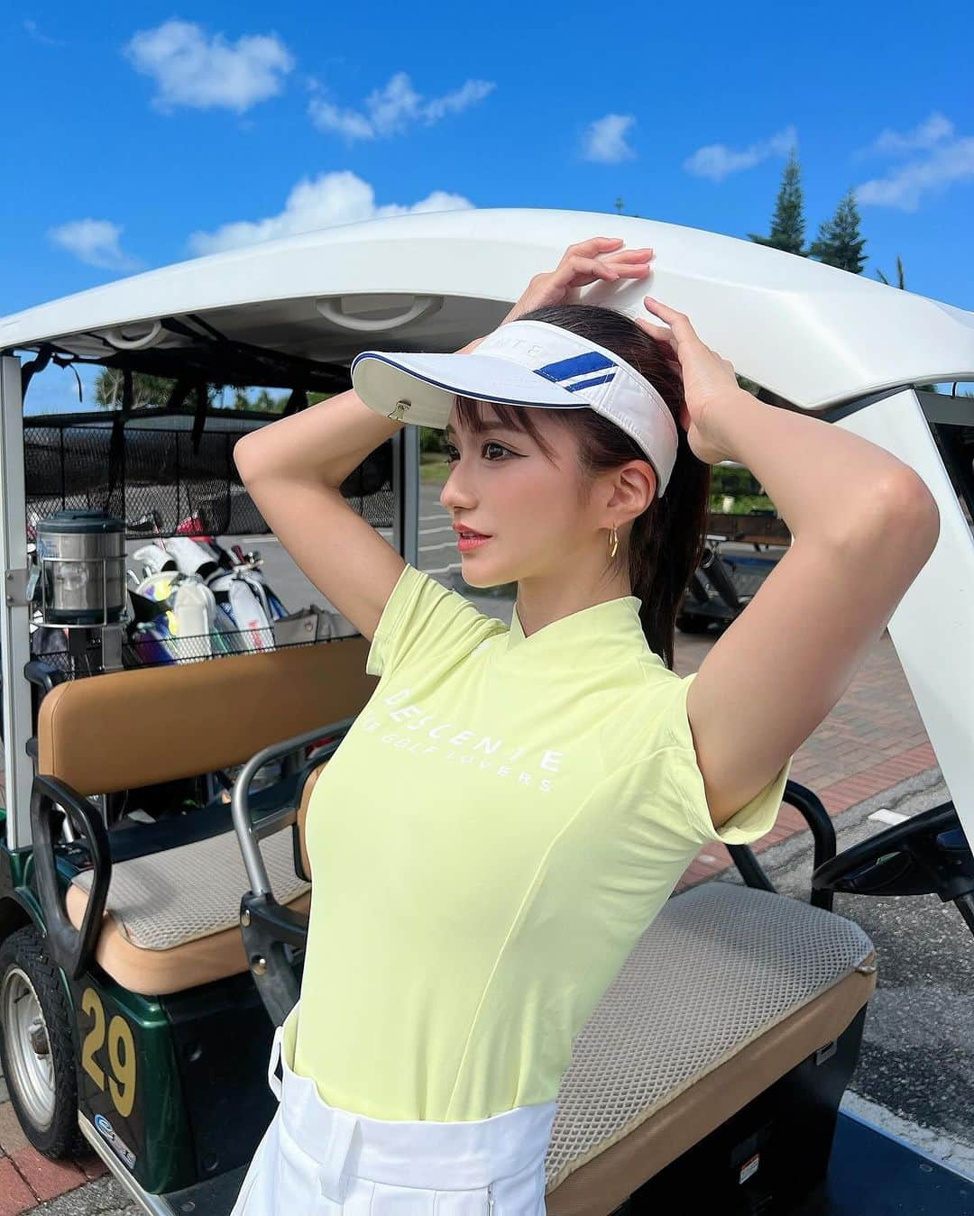 泉千尋さんのインスタグラム写真 - (泉千尋Instagram)「・  宮古島の エメラルドコーストゴルフリンクスにて🏌️‍♀️  スコアは110🥺 でも楽しかった😊👍  南の島のゴルフはまる！！！🏝️ またすぐ行きたい⭐️  ・ ・ ・  #宮古島#pr#宮古島ゴルフ#宮古島エメラルドコーストゴルフリンクス#ゴルフスイング#ウッド#3番ウッド#ドライバーショット#ゴルフ#ゴルフ女子#エメラルドコーストゴルフリンクス#エメラルドコースト#ゴルフウェア#デサント#descente#descentegolf#golf#golfware」11月13日 12時27分 - izumi.chihiro76