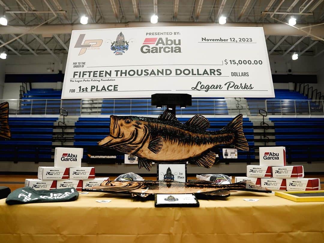 アブガルシアのインスタグラム：「Controlled CHAOS  Today we wrapped up the inaugural Logan Parks Fishing Foundation High School College Chaos. It has been an incredible week in Auburn, thank you to everyone who made this possible.   Congratulations to our winners @brooksandersonfishing and @rooksby_gordon_fishing In total we gave out over $175,000 in cash, scholarships, and prizes to our high school and college anglers!  📸: @jl3v_  #LoganParksFishing #ControlledChaos #LoganParksFishingFoundation #HighSchoolCollegeChaos #OrganizedChaos #LPFFHSCC #CollegeFishing #HighSchoolFishing #BassFishing #Auburn」