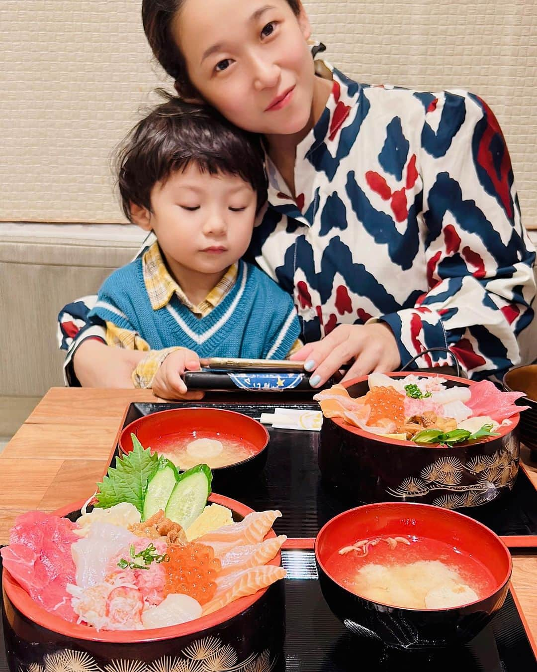 世手子のインスタグラム：「PR  When you think of Hokkaido, you think of seafood🍣👏 Luxury platter🦑🐟🦀 fun hokkaido🌟🌟 @donbe.sapporo  #狸小路 #二条市場 #北海道グルメ #札幌グルメ #北海道海鮮丼 #札幌海鮮丼 #丼兵衛二条市場店 行ったよ(о´∀`о) どーん‼️ さっぽろ朝一丼🍱 豪華✨✨ ウニもカニもホタテも入ってた(*´ー｀*) サーモン好きの #寿司太郎 はん大満足のようでしたw #北海道旅行 楽しすぎ😘 #子連れ旅行 #子連れ北海道」