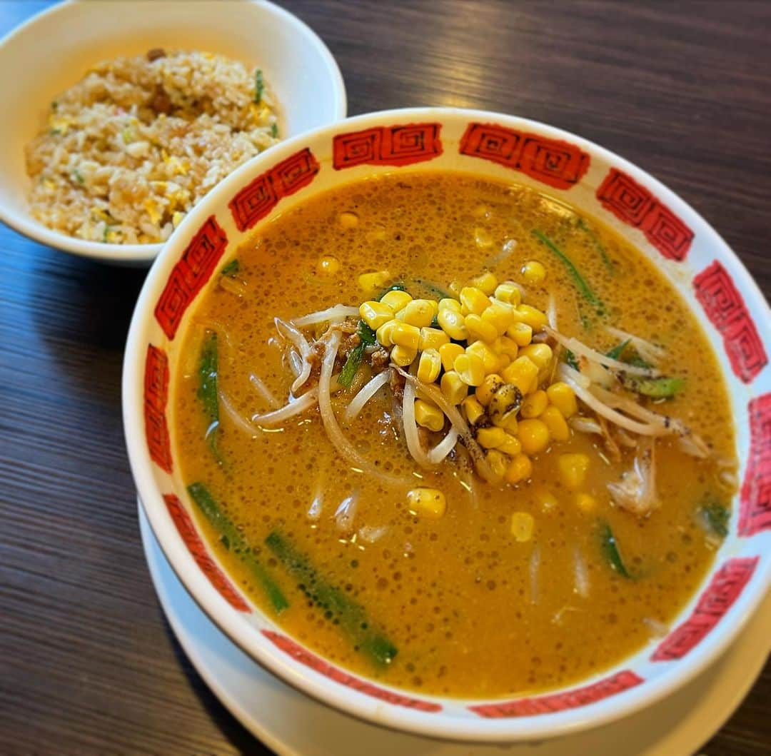 木村ひさしのインスタグラム：「最高のおっさんの昼ごはん。 バーミヤン　黒マー油の味噌ラーメン＋半チャーハン 先日食べて、美味かったのが本当だったのか、確かめに来ました。 #最高のおっさんの中華料理 #最高のおっさんのラーメン #2024チャレンジ第一弾」