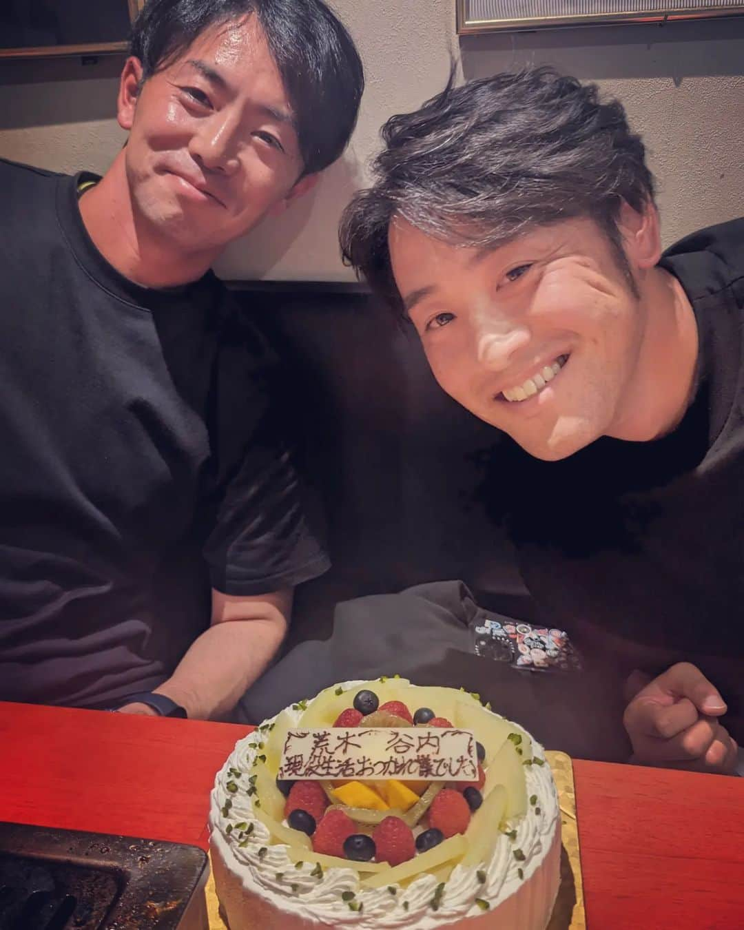 森岡良介さんのインスタグラム写真 - (森岡良介Instagram)「先月、貴裕と谷内君と食事に付き合ってもらいました。  ２人共自分が選手の時から切磋琢磨して頑張った仲間！ コーチと選手の立場になって色々助けて貰いました！！ ありがとう✨  #東京ヤクルトスワローズ #荒木貴裕 #谷内亮太 #10 #感謝 #ここから」11月13日 12時50分 - morley681075