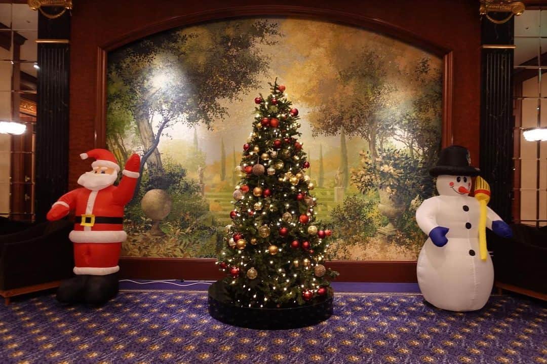 デヴィ・スカルノさんのインスタグラム写真 - (デヴィ・スカルノInstagram)「「25th Christmas Charity Party のご案内」  今年も残すところ２カ月弱となりました。 第25回目の開催となる クリスマス・チャリティパーティーを ウエスティン・ホテル東京にて開催いたします。 このパーティは、 「 人々が 動物の生命の 尊厳を守り 人と動物が 共生することのできる 思いやりのある社会を目指すことを目的」 としており、大変な 努力をされ 動物愛護福祉活動を行う 杉本彩さんが理事長の 公益財団法人 動物愛護・祉協会“Eva”と、 英女王陛下より その功績を称され、 勲章を授与された エリザベス・オリバーさんが 代表を務める 認定NPOアニマル・レフュージ  関西 “ARK”のための、 チャリティ・パーティです。 スペシャルゲストは、オペラ歌手の 翠千賀さん と イタリア人の オペラ歌手 ティツィアーナ・ドゥカーティーさんに よる オペラ、MASA MAGICによる マジックショー、第３回 イブラ グランド アワード グランプリの アルベルト•ピッツォさんのピアノ演奏、そして ダニエル壇 と ハムツンサーブ・クルーによる ダンス ステージ を お楽しみいただきます。 今年も 皆さまと楽しい一夜を 過ごしたい と思います。 ”人生を愉しむことで チャリティーにつなげよう” 是非、いらしてくださいね。」11月13日 12時44分 - dewisukarnoofficial