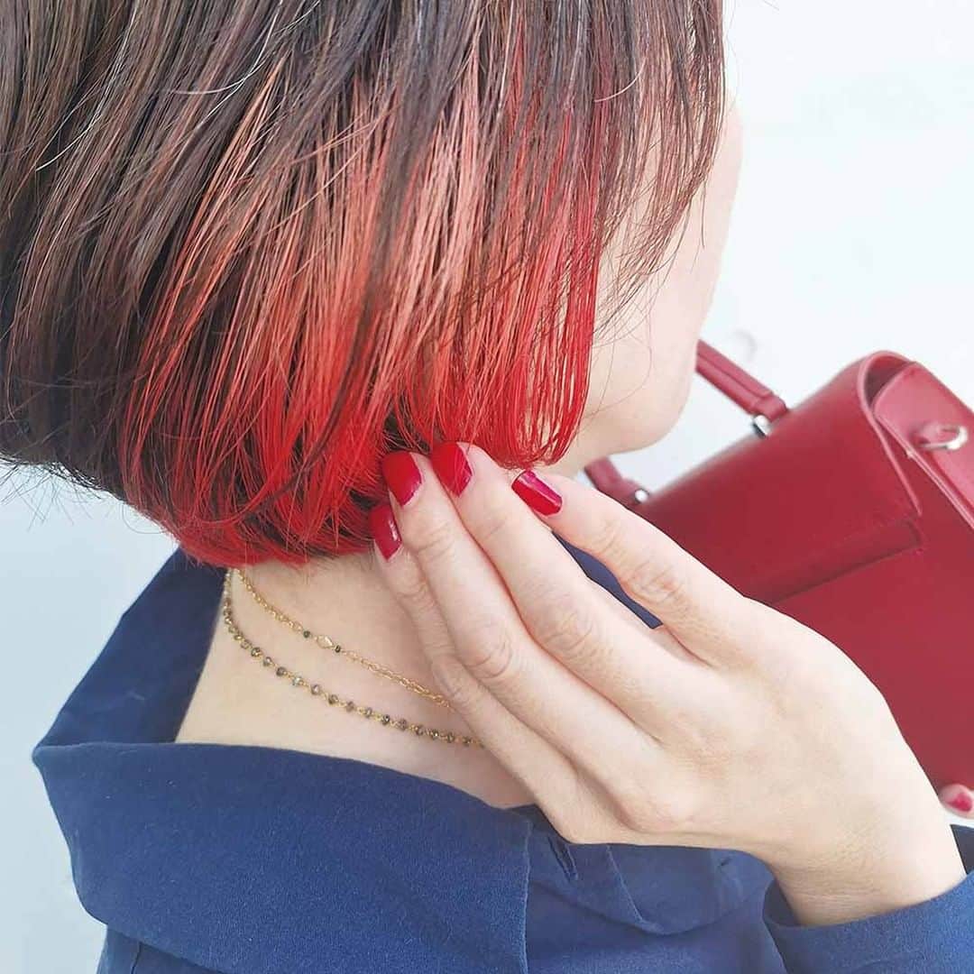 石澤研究所さんのインスタグラム写真 - (石澤研究所Instagram)「今年の秋・冬は赤系のヘアカラーがトレンド❤  「クイスクイス デビルズトリック」のヘアカラートリートメントで さりげなくオシャレなイヤリングカラーを取り入れてみませんか？  今回選んだのはトレンドカラーの #ワイルドレッド 高発色で、ブリーチしていた顔まわりの髪がキレイに染まりました！ 鮮やかな赤はオシャレなのはもちろん、 エネルギーに満ち溢れていて気分も上がります♪  いつものバスタイムのシャンプー前に、 たった5分で染まって、1週間でもとの色に戻ります。  ・気分転換に髪色を変えてみたい ・冬休み期間はトレンドカラーを楽しみたい ・ブリーチの色落ちが気になるけど美容室に行く時間がない  そんなみなさまにおすすめです。 トリートメント効果もあるから髪もサラサラ～♪  ミルキーカラーと混ぜて使う、くすみカラーも人気ですよ＾＾ ぜひトレンドカラーの「赤」、試してみてください！  @ishizawalab  #クイスクイス #デビルズトリック #ワイルドレッド #クイスクイスデビルズトリック #髪色チェンジ #ヘアカラー #トリートメント #ヘアカラートリートメント #トレンドカラー #インナーカラー #トレンドヘア #秋冬トレンド #ブリーチ #バスタイム #美容 #コスメ #石澤研究所」11月13日 12時47分 - ishizawalab
