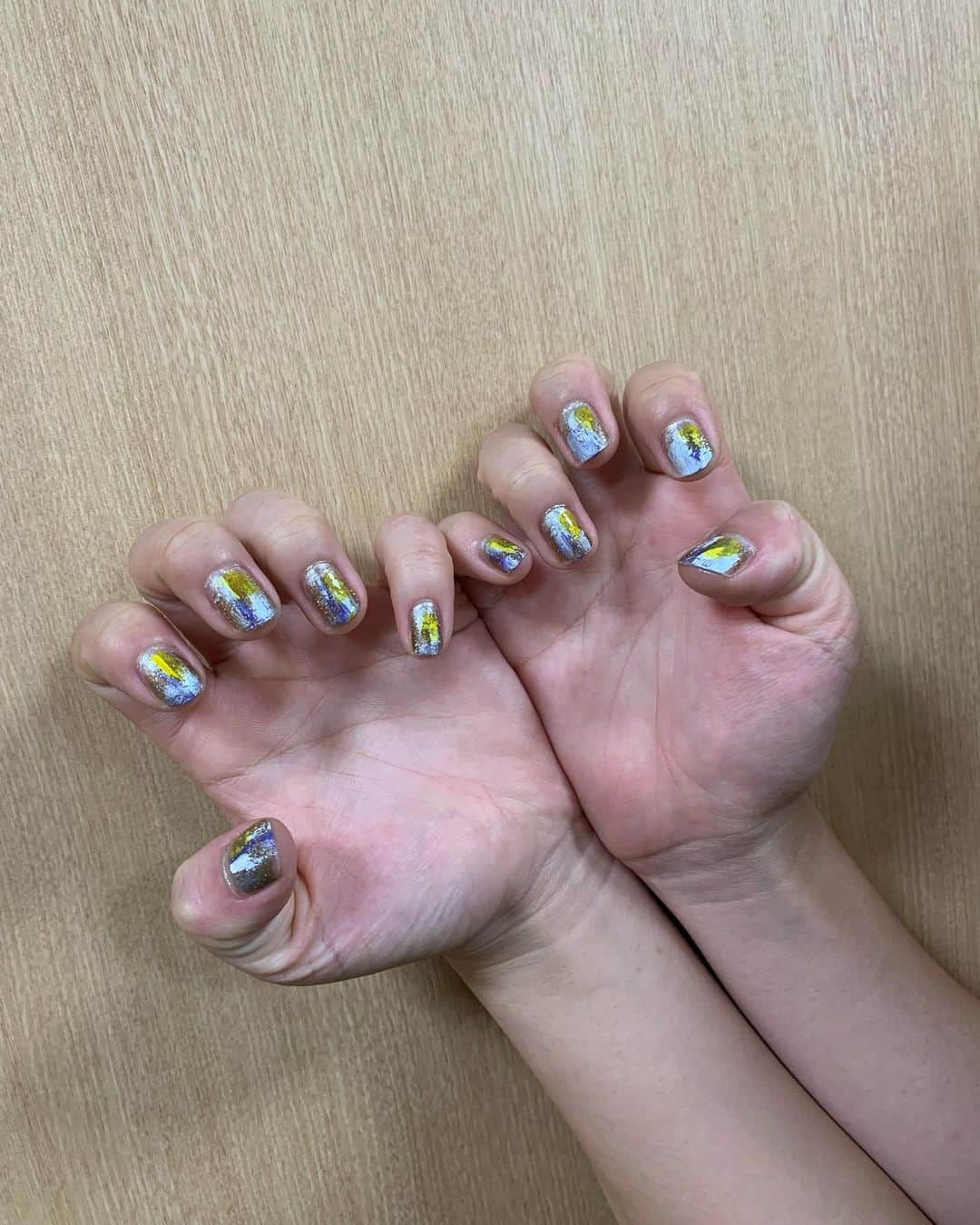 眉村ちあきさんのインスタグラム写真 - (眉村ちあきInstagram)「両国国技館でいらしてくれたメイクさんが、禿げてるわたしの金のネイルをパパッとアレンジしてくれてそれが大天才すぎました…………爪が絵画になった！」11月13日 12時47分 - chichiyan1207
