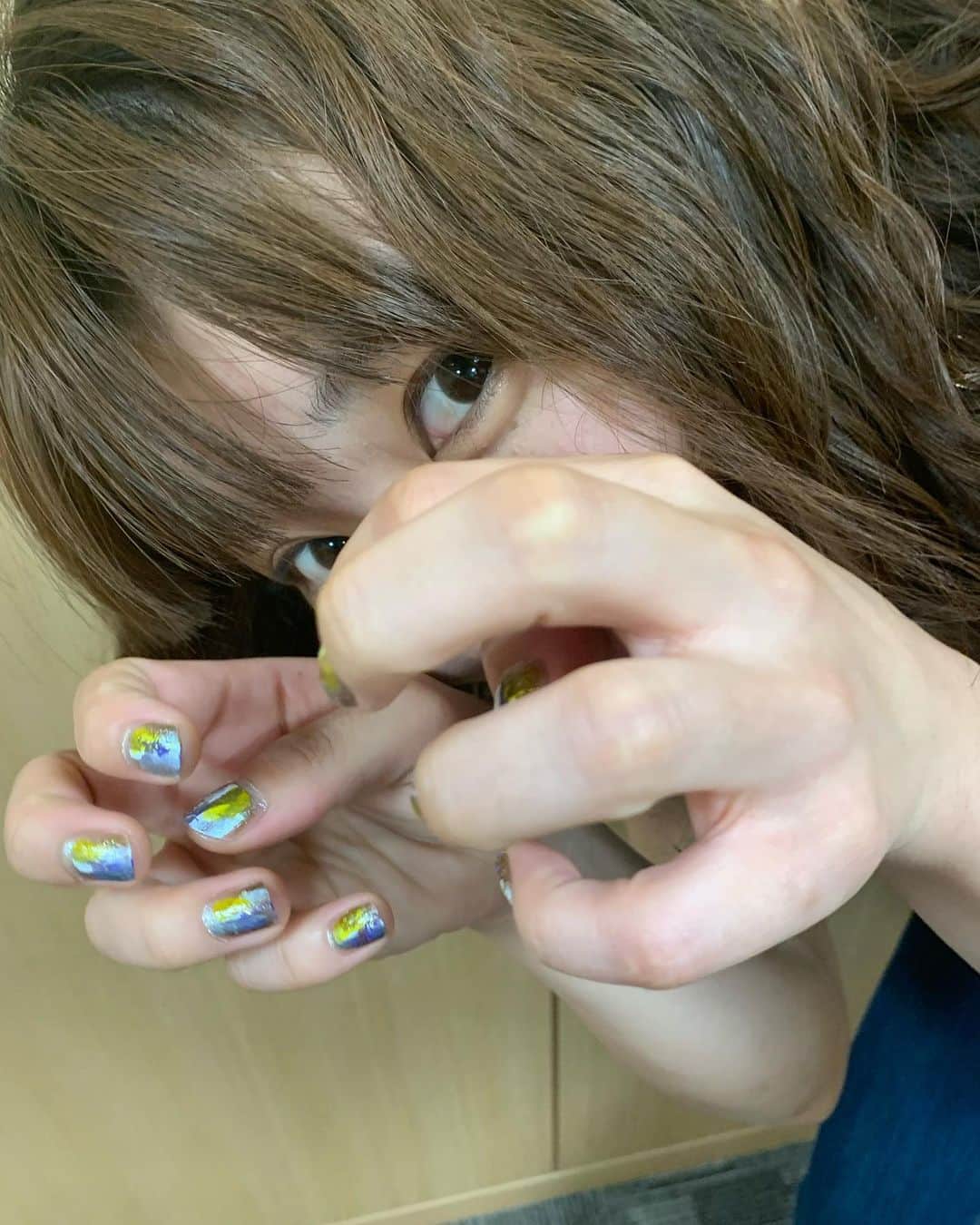 眉村ちあきのインスタグラム：「両国国技館でいらしてくれたメイクさんが、禿げてるわたしの金のネイルをパパッとアレンジしてくれてそれが大天才すぎました…………爪が絵画になった！」