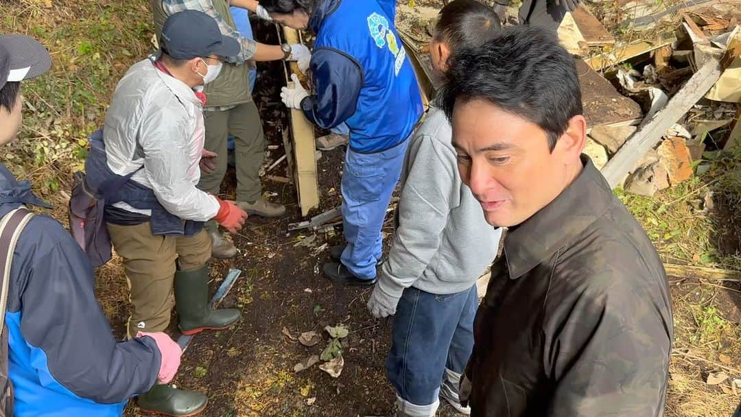 野口健のインスタグラム：「静岡県、静岡県産業廃棄物協会、静岡県の企業、富士山クラブとの連携で、長年、手を出せなかった放置された産業廃棄物の徹去作業をスタート。今日の現場はそのごく一部。これは長い戦いになりそうだ。地元の皆さんと協力しながら、最後までやり切りたい！！！  #富士山清掃 #富士山クリーンプロジェクト #野口健」