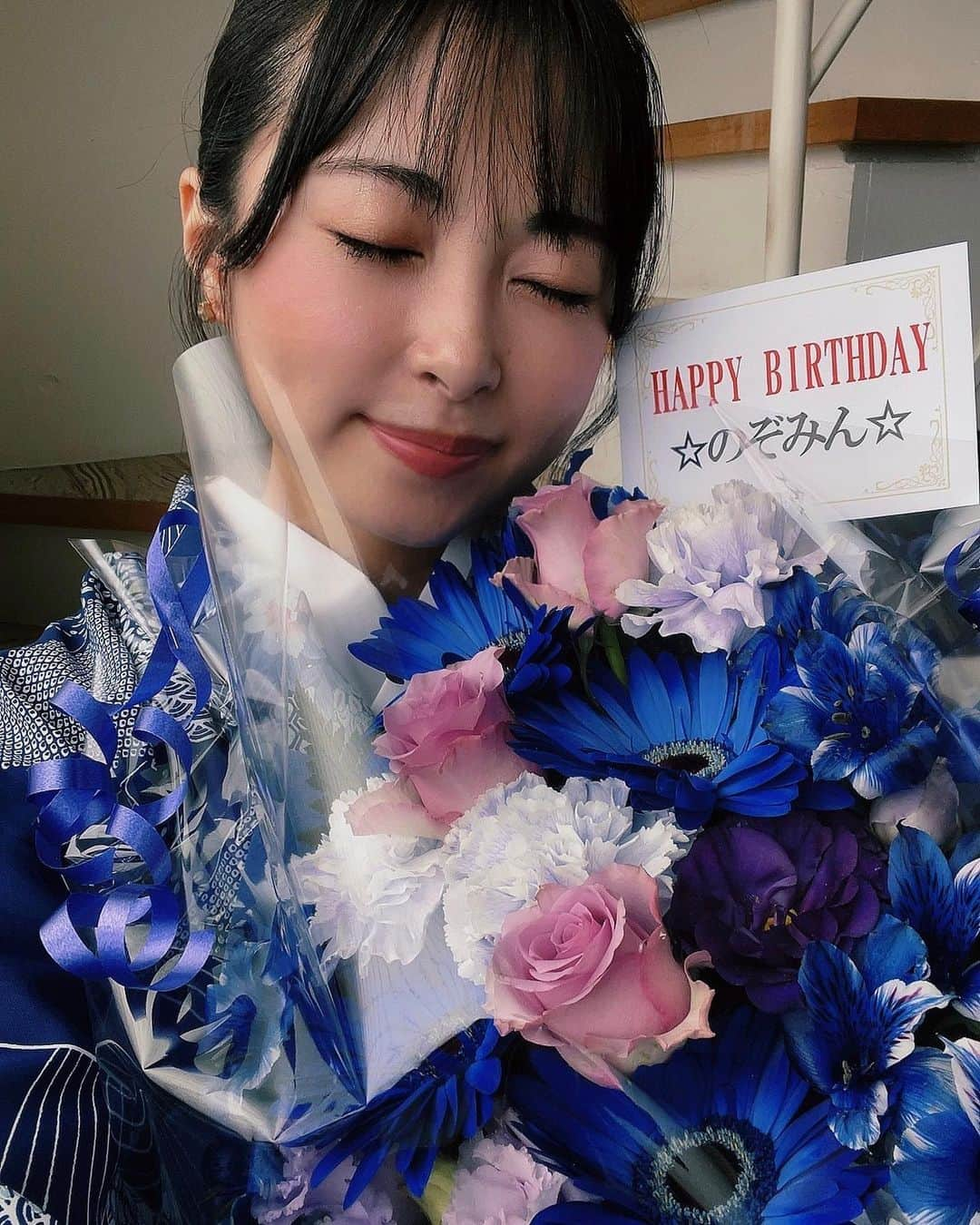 佐藤望美さんのインスタグラム写真 - (佐藤望美Instagram)「昨日は生誕オフ会ありがとうございました🎂🍶  沢山素敵なサプライズありがとうね😭💓みんなで色々考えて準備してくれたんだよねきっと、、🥹ほんとに嬉しいありがとう😭😭✨  毎年思うけど、みんなほど私の好みバッチリ分かってる人いないよ！笑　いつも以上にみんなの愛が沢山伝わってくるオフ会で幸せでした🥰  本人の気が強いせいか(笑)私のファンの人たちはみんな穏やかな人ばかりで、他現場でもよくのぞみんのファンの人ってみんな良い人だよね〜って言ってもらえます🥰 自慢ののぞ民に恥じない活動をこれからもしていくぞ💪🔥  28歳もみんなに負けないくらい愛をお届けしていきます❤️‍🔥これからもよろしくお願いします🤲🍀  #follow #followme #nozomisato #sake #佐藤望美　#日本酒　#日本酒女子」11月13日 12時49分 - nozomisato__