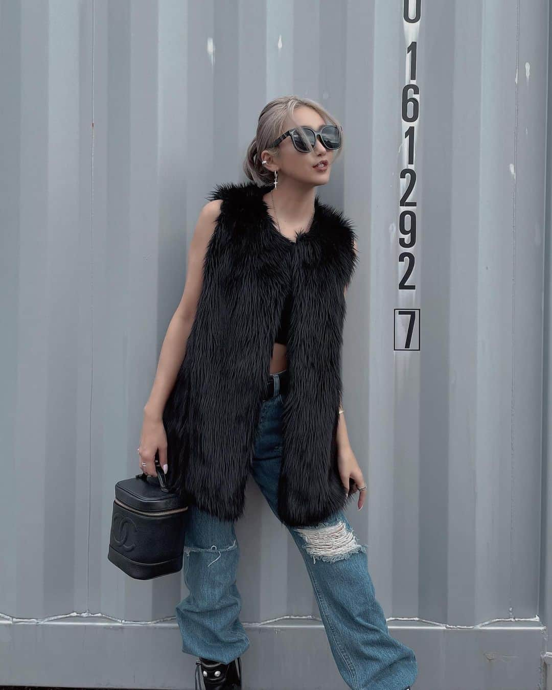 鈴木愛美さんのインスタグラム写真 - (鈴木愛美Instagram)「: 𝒸ℴℴ𝓇𝒹𝒾𝓃𝒶𝓉ℯ🖤 denim / sunglasses @pinkyshake_official .  #manyacode #fashion #fashionstyle #fashionista #denim #denimstyle #autumn #autumnfashion  #pinkyshake #pinkyshakedenim #pinkydenim #pinkyshakeapparel #ピンキーシェイク #デニム #ピンキーデニム #ピンキーシェイクデニム #👖」11月13日 12時49分 - x.manya.x