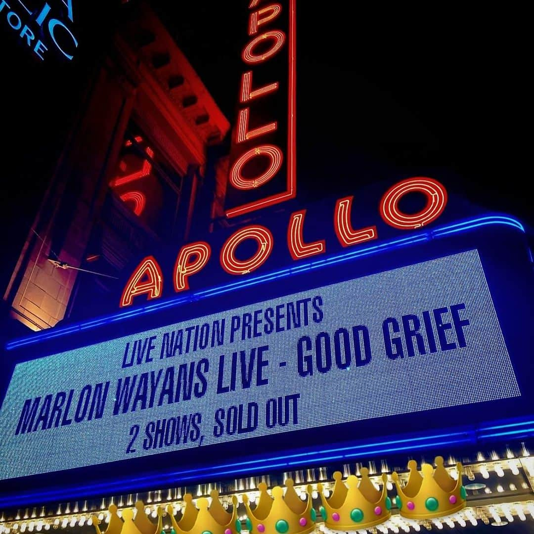 マーロン・ウェイアンズのインスタグラム：「When i was 5 i graduated from kindergarten. My mama said “I’m proud of you baby boy”, i replied “ah it’s no big deal Mama”.  Well last night i filmed my 4th comedy special “GOOD GRIEF” at the world famous @apollotheater in front of 2 SOLD OUT audiences and got 2 standing ovations. I know my mama is smiling down on me saying “I’m proud of you baby boy” to which i reply “ah no big deal”… next stop Radio City then MSG. Baby boy is about to do legendary shit.」