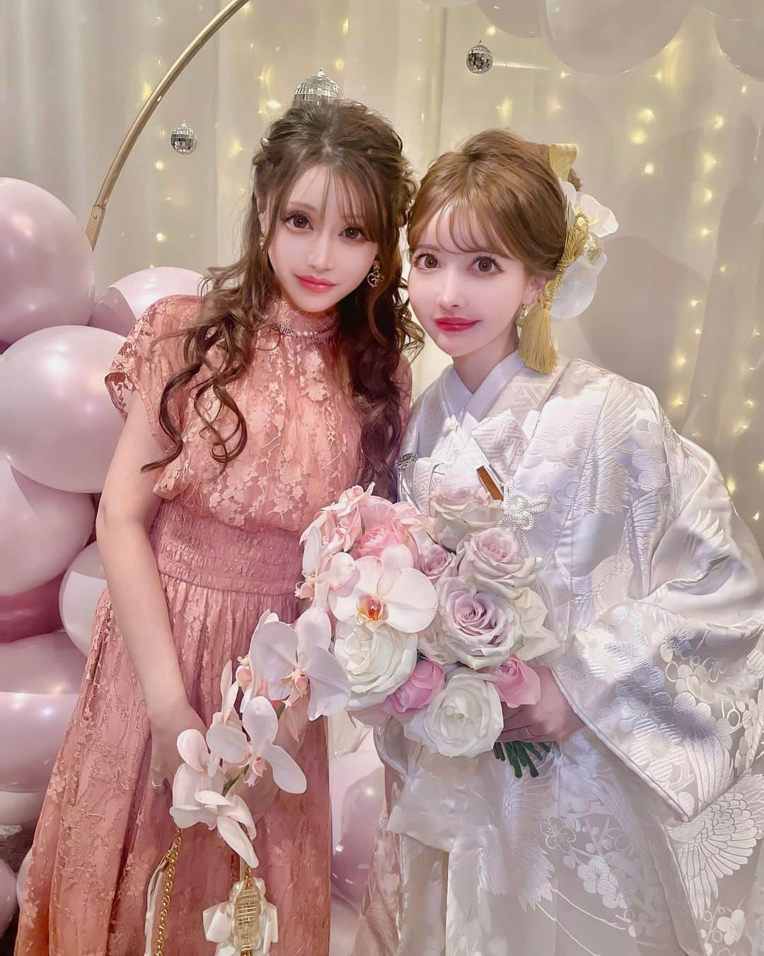 桜井莉菜のインスタグラム：「Happy Wedding 💍 @yoshikawachika_1116 の結婚式にお呼ばれして来ました🥰❣️ 結婚式なんて何年振りだろう…🫢 本当に本当に素敵な式で、ちかのこだわりが詰まりまくった可愛過ぎる結婚式でした🥲❤️ 全てが凝っててどこもかしこも映えスポットでしかなかった😂🩷 そして楽しみにしてたリングドッグぽんちゃん🐕🩷 ママのところには辿り着けなかったけど、頑張ったね😂🩷 可愛過ぎて会場の空気が一気に和んだ瞬間でした🤭💕 ちかも、この日の為にめちゃめちゃ努力もしてるの知ってたけど、ホントにめっちゃめちゃ可愛かったよ🥹✨ 今までで1番輝いてて本当に幸せな人の顔って、本当にキラキラしてて、幸せオーラ満開で可愛さ爆発してた🥹💓 大好きな友達の1番幸せな日を一緒にお祝い出来てほんとに嬉しい🥹✨ 感動してやっぱり泣いてしまった😂 仲良しな子の結婚式はマジでティッシュ必須だよね🤭 最高過ぎる時間をありがとう✨ そして、大好きなちか❤️ 末長くお幸せに…💋💋💋  #結婚式#青山迎賓館#お呼ばれ」