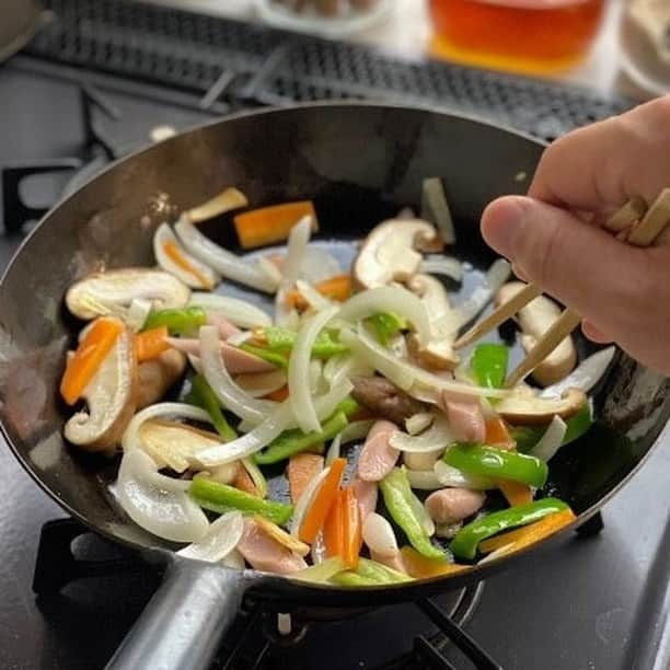 冨田ただすけさんのインスタグラム写真 - (冨田ただすけInstagram)「魚肉ソーセージ入りの野菜炒め弁当！ぬか漬けも漬けてたから、ほんとに野菜たっぷりになった。こういう弁当好きだなー。  最近ぬか床がいい仕上がりで、毎日のように何かしら漬けてます。いまの状態が家族も気に入っているらしく、喜んでくれてます😊  弁当の組み合わせ詳細は プロフィール欄からどうぞ！  #レシピは白ごはんドットコム #お弁当 #お弁当づくり #地味弁当 #今日のお弁当 #お弁当記録 #obento #娘弁当 #毎日のお弁当 #お弁当日記 #常備菜 #白ごはんドットコム #冨田ただすけ #野菜炒め #ぬか漬け #きょう何つくる」11月13日 12時59分 - tomita_tadasuke