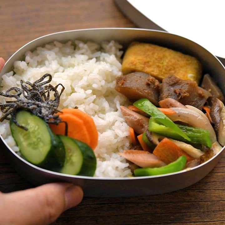 冨田ただすけのインスタグラム：「魚肉ソーセージ入りの野菜炒め弁当！ぬか漬けも漬けてたから、ほんとに野菜たっぷりになった。こういう弁当好きだなー。  最近ぬか床がいい仕上がりで、毎日のように何かしら漬けてます。いまの状態が家族も気に入っているらしく、喜んでくれてます😊  弁当の組み合わせ詳細は プロフィール欄からどうぞ！  #レシピは白ごはんドットコム #お弁当 #お弁当づくり #地味弁当 #今日のお弁当 #お弁当記録 #obento #娘弁当 #毎日のお弁当 #お弁当日記 #常備菜 #白ごはんドットコム #冨田ただすけ #野菜炒め #ぬか漬け #きょう何つくる」