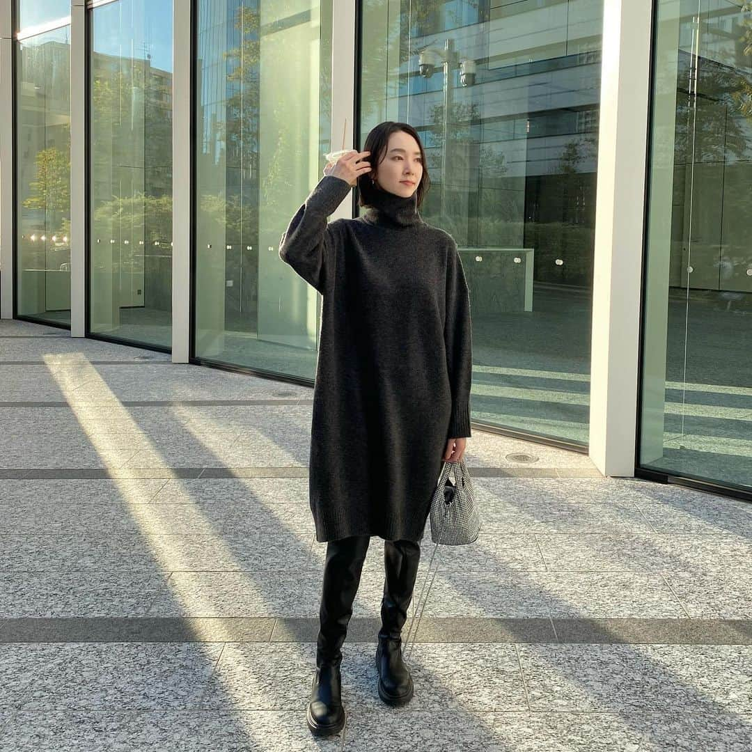 mar.ayaのインスタグラム：「🧶 @uniqlo_jp たっぷりしたニットワンピを一枚で着れる季節なのが嬉しい〜！ いただいたワンピにぴったりな気候だったのでおろした🍂🍂 膝丈くらいのワンピに合わせたくて買ってたニーハイブーツがぴったり。 ユニクロのスフレヤーンが本当柔らかくて首ちくちくしなくてびっくり〜これは良い！🥺 たっぷりしたネックだから窮屈感無いし、これはタートル苦手民にも是非試着してみて欲しい。 パンツも合わせてみたけど、ゆったり感が良い感じ。👉 #スフレヤーンタートルネックワンピース ダークグレーのLサイズ。 . #ad #スフレヤーンワンピース #ユニクロのニット #uniqlo2023fw #高身長コーデ #高身長女子 #uniqlo」