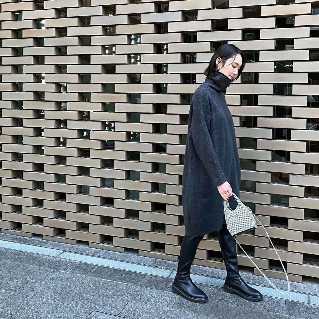 mar.ayaさんのインスタグラム写真 - (mar.ayaInstagram)「🧶 @uniqlo_jp たっぷりしたニットワンピを一枚で着れる季節なのが嬉しい〜！ いただいたワンピにぴったりな気候だったのでおろした🍂🍂 膝丈くらいのワンピに合わせたくて買ってたニーハイブーツがぴったり。 ユニクロのスフレヤーンが本当柔らかくて首ちくちくしなくてびっくり〜これは良い！🥺 たっぷりしたネックだから窮屈感無いし、これはタートル苦手民にも是非試着してみて欲しい。 パンツも合わせてみたけど、ゆったり感が良い感じ。👉 #スフレヤーンタートルネックワンピース ダークグレーのLサイズ。 . #ad #スフレヤーンワンピース #ユニクロのニット #uniqlo2023fw #高身長コーデ #高身長女子 #uniqlo」11月13日 12時51分 - mar.aya
