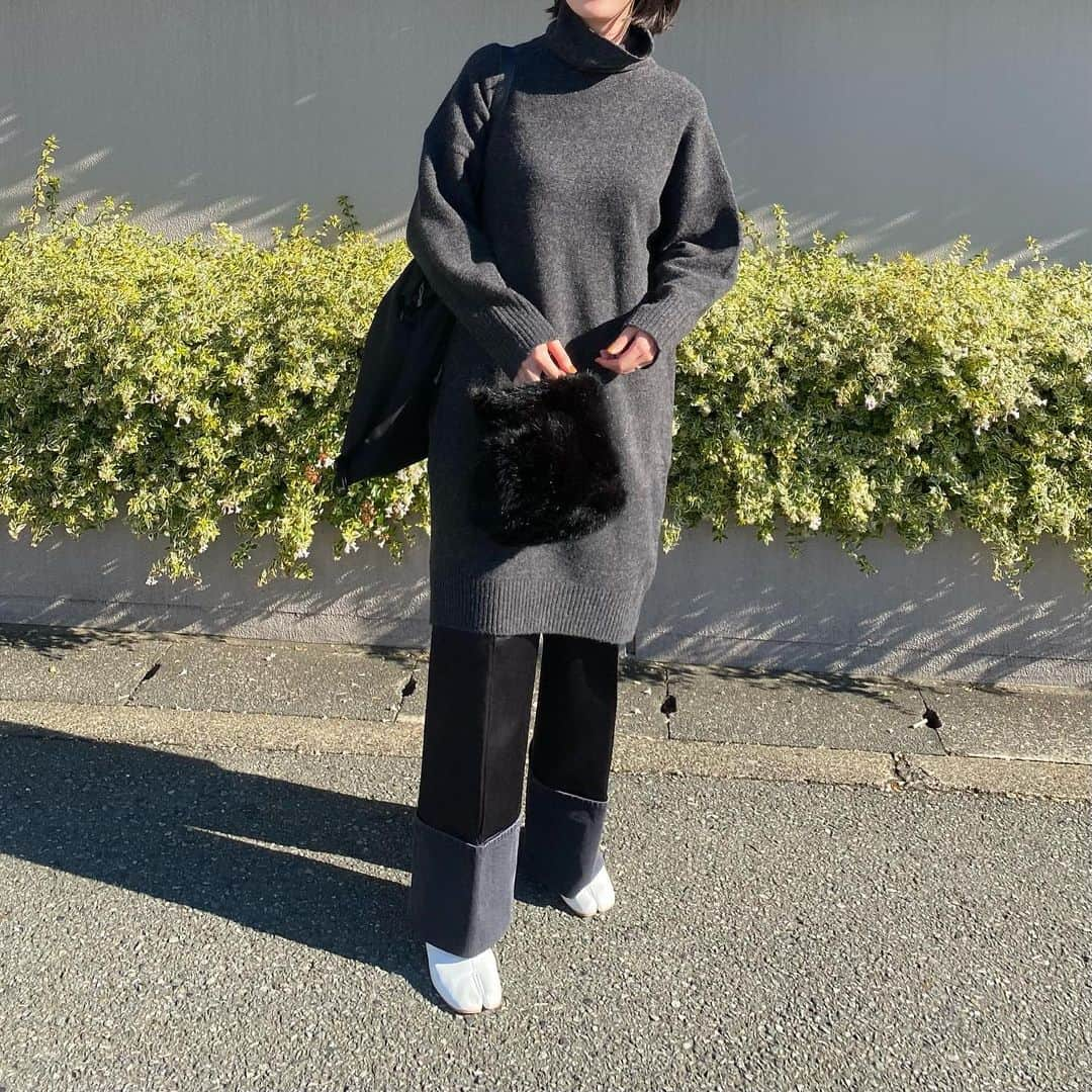 mar.ayaさんのインスタグラム写真 - (mar.ayaInstagram)「🧶 @uniqlo_jp たっぷりしたニットワンピを一枚で着れる季節なのが嬉しい〜！ いただいたワンピにぴったりな気候だったのでおろした🍂🍂 膝丈くらいのワンピに合わせたくて買ってたニーハイブーツがぴったり。 ユニクロのスフレヤーンが本当柔らかくて首ちくちくしなくてびっくり〜これは良い！🥺 たっぷりしたネックだから窮屈感無いし、これはタートル苦手民にも是非試着してみて欲しい。 パンツも合わせてみたけど、ゆったり感が良い感じ。👉 #スフレヤーンタートルネックワンピース ダークグレーのLサイズ。 . #ad #スフレヤーンワンピース #ユニクロのニット #uniqlo2023fw #高身長コーデ #高身長女子 #uniqlo」11月13日 12時51分 - mar.aya