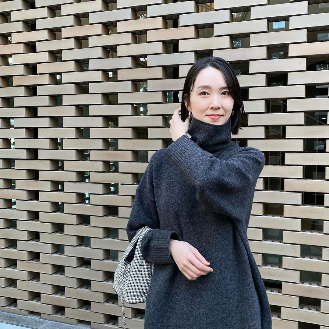 mar.ayaさんのインスタグラム写真 - (mar.ayaInstagram)「🧶 @uniqlo_jp たっぷりしたニットワンピを一枚で着れる季節なのが嬉しい〜！ いただいたワンピにぴったりな気候だったのでおろした🍂🍂 膝丈くらいのワンピに合わせたくて買ってたニーハイブーツがぴったり。 ユニクロのスフレヤーンが本当柔らかくて首ちくちくしなくてびっくり〜これは良い！🥺 たっぷりしたネックだから窮屈感無いし、これはタートル苦手民にも是非試着してみて欲しい。 パンツも合わせてみたけど、ゆったり感が良い感じ。👉 #スフレヤーンタートルネックワンピース ダークグレーのLサイズ。 . #ad #スフレヤーンワンピース #ユニクロのニット #uniqlo2023fw #高身長コーデ #高身長女子 #uniqlo」11月13日 12時51分 - mar.aya