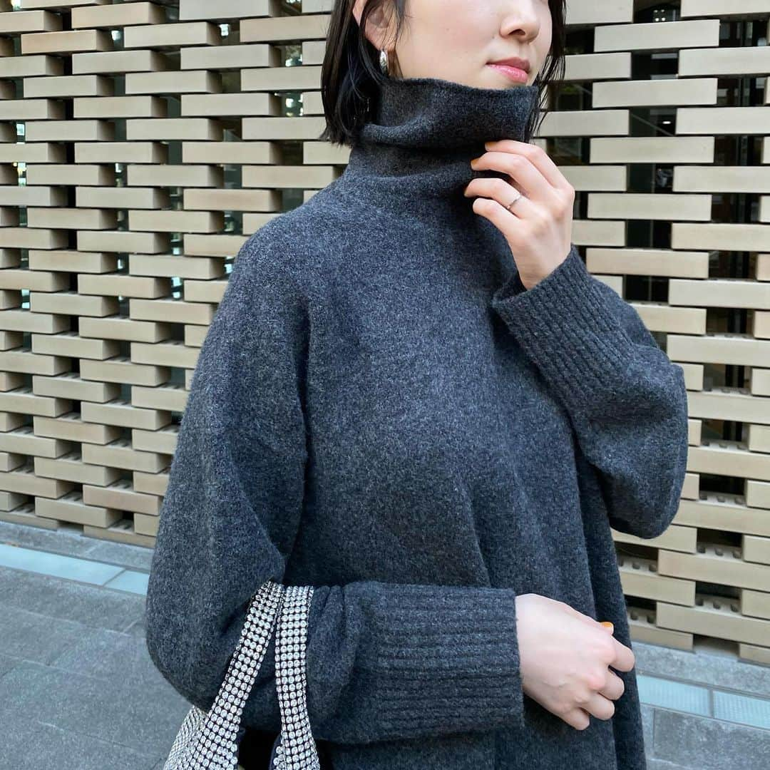 mar.ayaさんのインスタグラム写真 - (mar.ayaInstagram)「🧶 @uniqlo_jp たっぷりしたニットワンピを一枚で着れる季節なのが嬉しい〜！ いただいたワンピにぴったりな気候だったのでおろした🍂🍂 膝丈くらいのワンピに合わせたくて買ってたニーハイブーツがぴったり。 ユニクロのスフレヤーンが本当柔らかくて首ちくちくしなくてびっくり〜これは良い！🥺 たっぷりしたネックだから窮屈感無いし、これはタートル苦手民にも是非試着してみて欲しい。 パンツも合わせてみたけど、ゆったり感が良い感じ。👉 #スフレヤーンタートルネックワンピース ダークグレーのLサイズ。 . #ad #スフレヤーンワンピース #ユニクロのニット #uniqlo2023fw #高身長コーデ #高身長女子 #uniqlo」11月13日 12時51分 - mar.aya