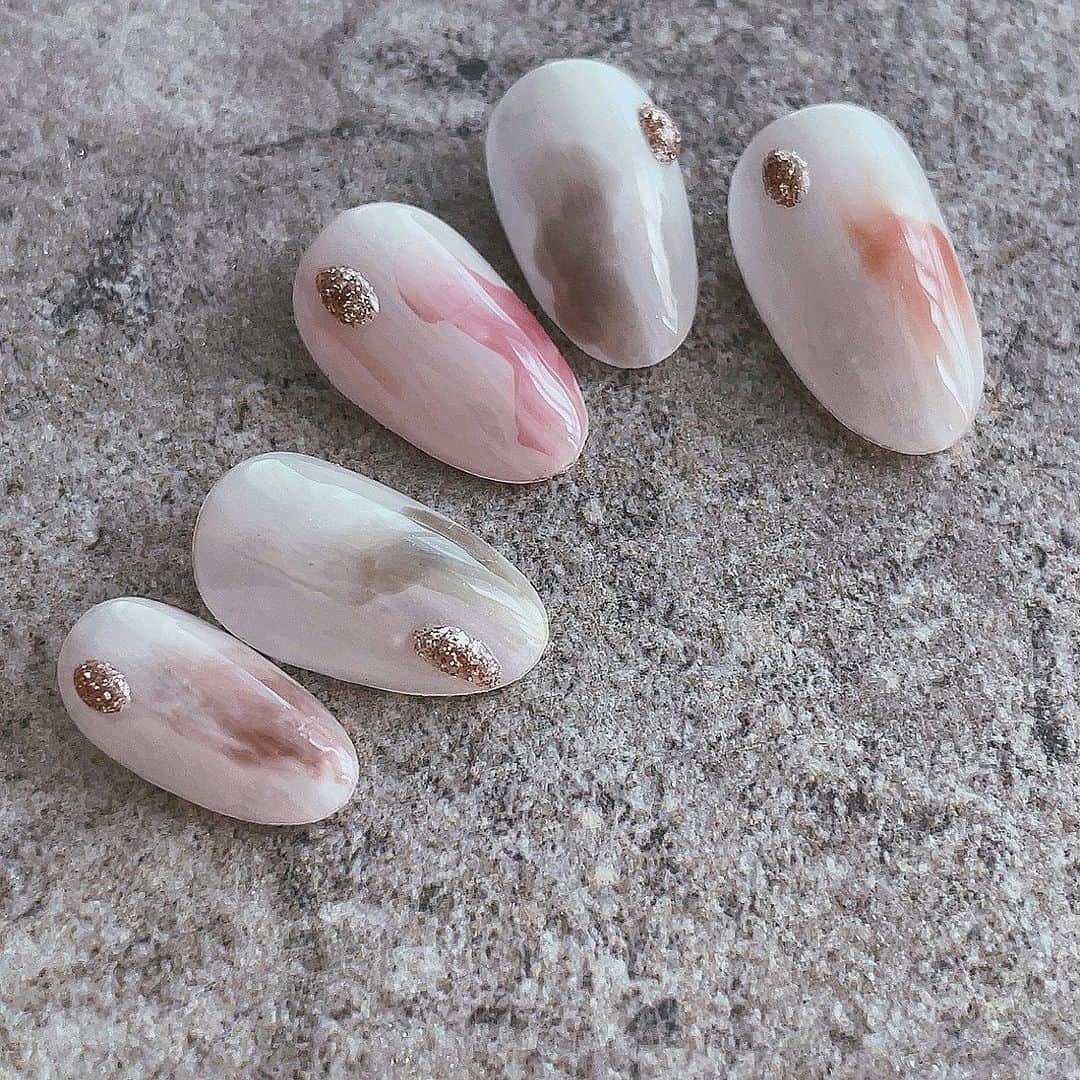 ??viviannail??のインスタグラム：「@nailvenus_magazine 掲載デザイン📚✨ @edit.gel」