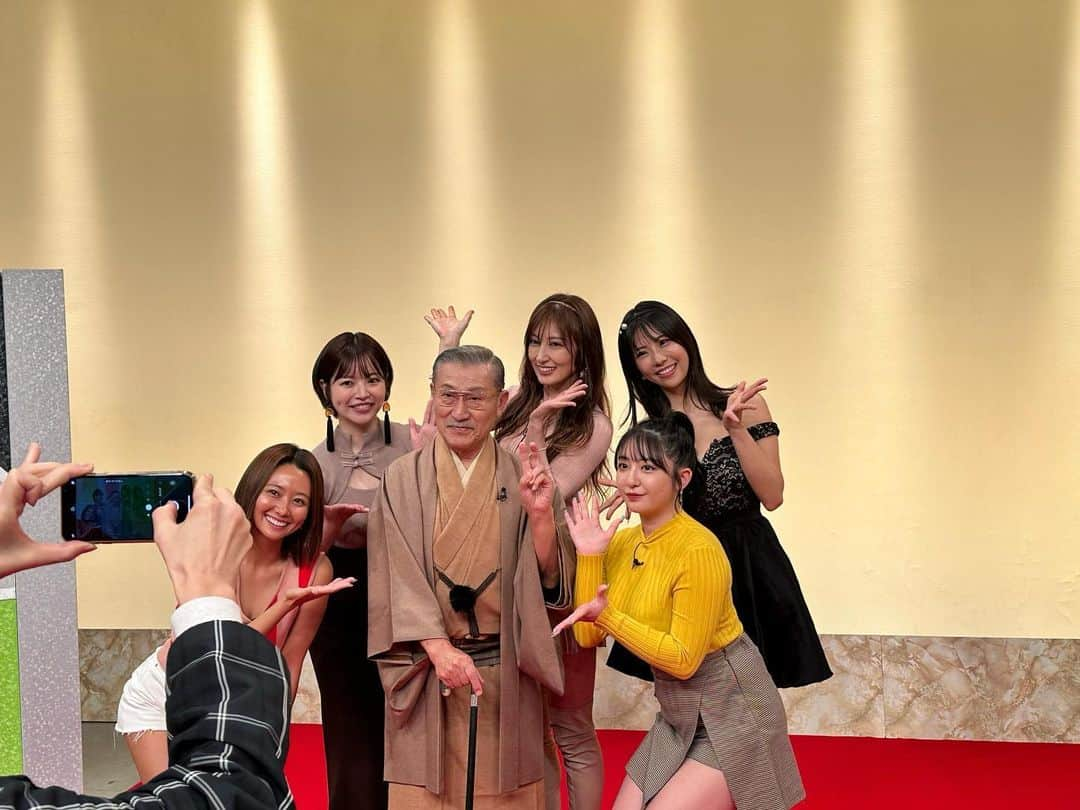 白波瀬海来さんのインスタグラム写真 - (白波瀬海来Instagram)「📺TV出演📺  テレビ東京【開運！なんでも鑑定団】 11/14（火）夜8:54〜グラビアアイドルのお宝鑑定大会に出演します📺🔥 たくさんの面白いお宝に釘付けです✨ 中島誠之助さんにお会いできて嬉しかったし、こんなに面白い方だと思わなくて更に好きになった！😂 ぜひご覧ください🌞  #テレビ東京 #開運なんでも鑑定団」11月13日 12時54分 - kyra.97