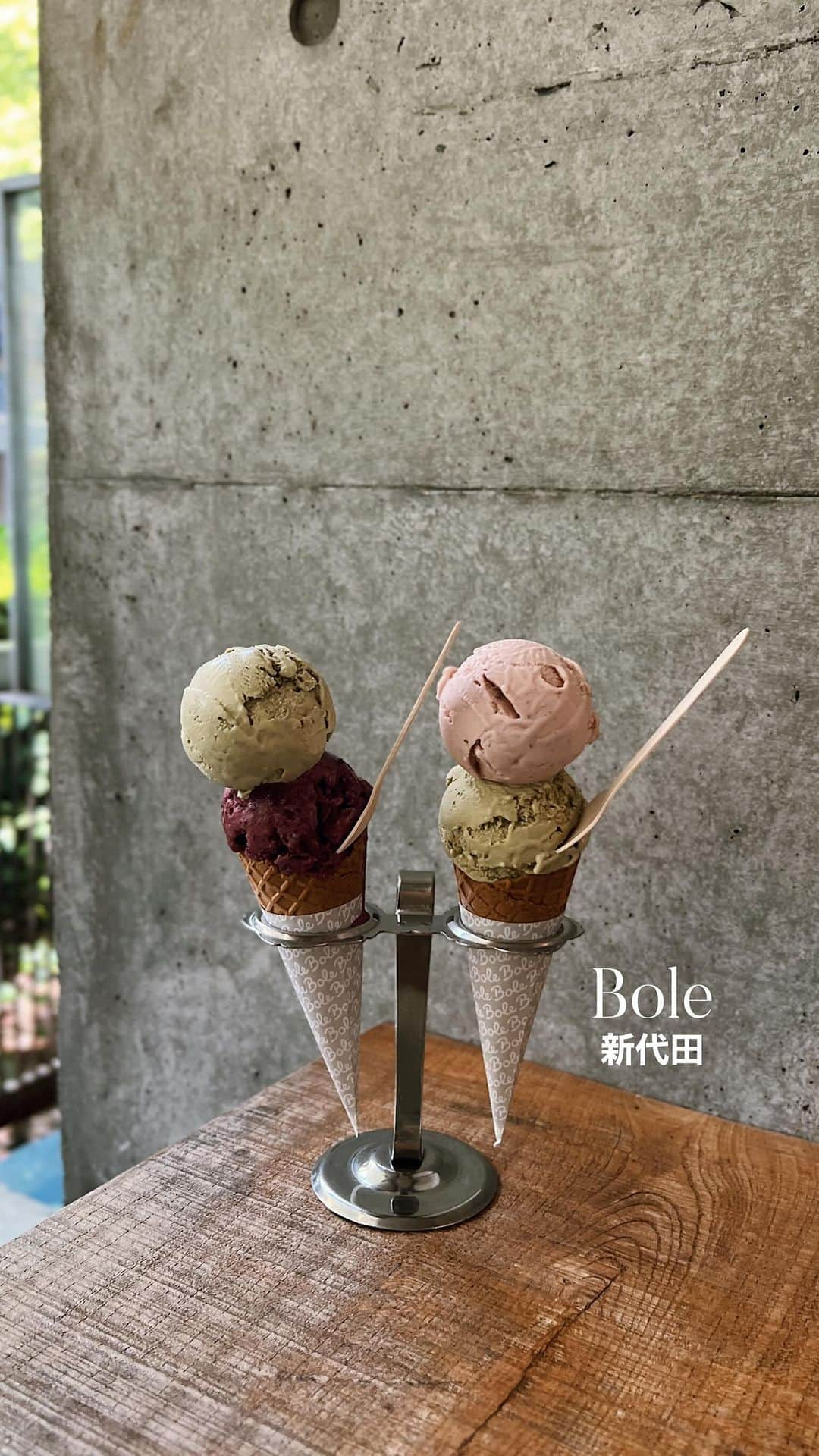 C A F E L O V E Rのインスタグラム：「Bole COFFEE & ICECREAM // 新代田 今年6月にオープンしたばかりのアイスクリームカフェ🍨☕️ 馬喰町の人気カフェbridgeの姉妹店☕️  アイスクリームはこだわりの素材や製法でつくられているそうです🍨 旬の素材を使ったアイスがたくさんあるので、定期的に食べに訪れたくなりました🍊🍇  お店は穏やかな空気の流れるとても素敵な場所にあります🌿 "東京の軽井沢"といわれているエリアだそうで、周辺にもおしゃれなショップがたくさんあり歩いてるだけでワクワクしました🐕 お散歩の休憩に立ち寄るのにもぴったりです。 ___________________________________ ㅤ ◾︎ オーダー ・アイス ダブルスクープ ¥750 (ブルーベリーヨーグルト×ピスタチオ 苺ルバーブクリームチーズ×ピスタチオ) ・アイスカフェラテ ¥600 ・アメリカーノ¥600  ㅤ◾︎ 雰囲気、広さ 2名がけ程度のテーブル席が数席と、カウンター席が3席程度 テラスも数席程度お席がありました 少人数の来店や、おひとり様にもおすすめのお店です🍨  ㅤ◾︎ わんこok🐕 ㅤ ▪︎ 最寄駅 新代田駅から徒歩3分  ※ 営業の詳細や、注意事項などはお店のアカウントでご確認ください  ㅤ___________________________________ ㅤ @bole.hanegi  #cafelover #カフェラバー #新代田カフェ ㅤ #新代田#新代田カフェ#新代田グルメ#羽根木#下北沢カフェ#下北沢グルメ#東京カフェ#都内カフェ#カフェ活#おしゃれカフェ#인기카페#도쿄카페#bolecoffeeandicecream#アイス」