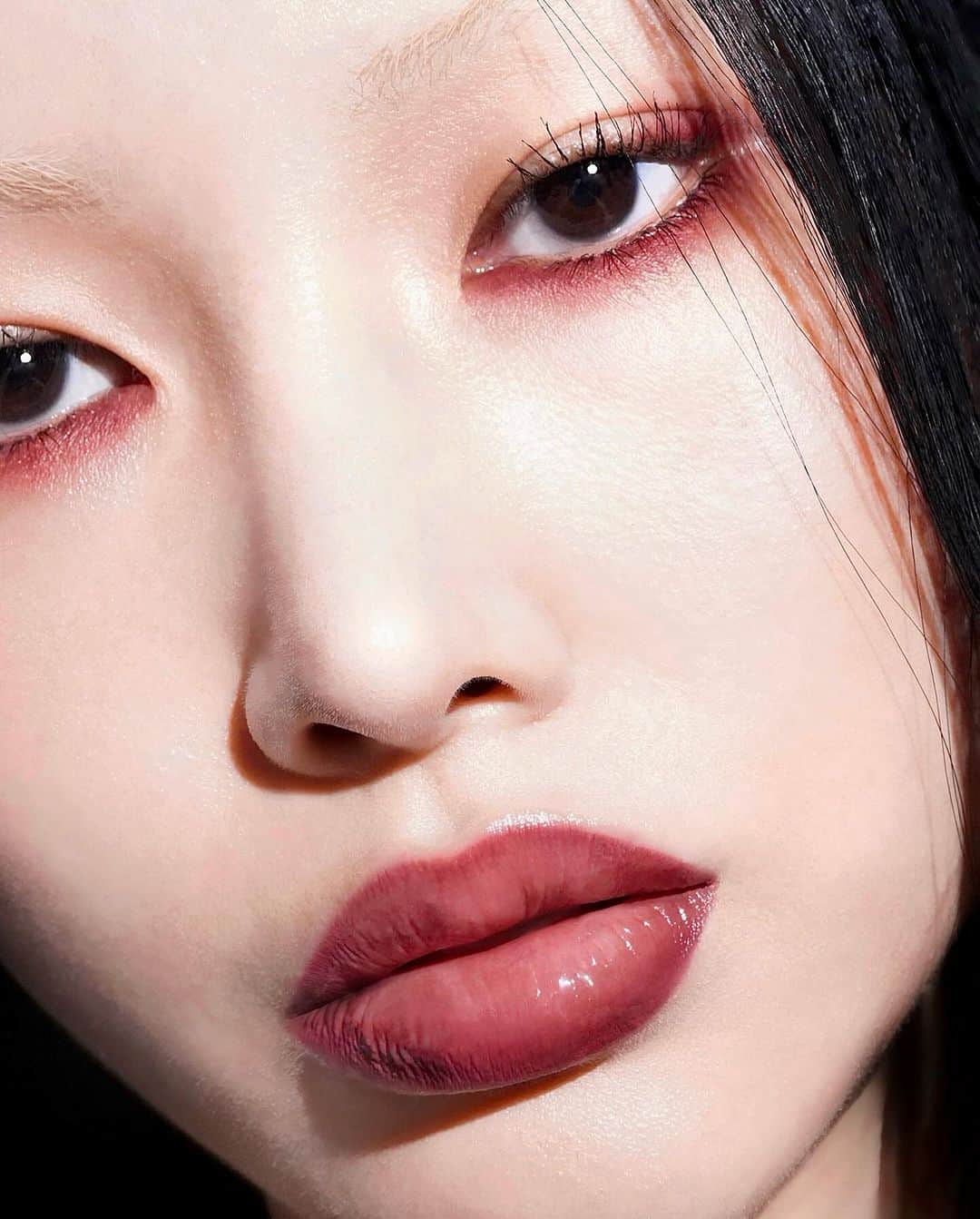 福長優のインスタグラム：「🍒 🍒 Cherry Core #MACTREND #DIVALIPS   used product -Lip Pencil in Half-Red (Eye & Lip) -Squirt Plumpping gloss stick in Simulation  #맥 #맥소속직원 #맥크리에이터 #berrylips #cherrylips #maclipstick @MACCOSMETICS @MACCOSMETICSKOREA」