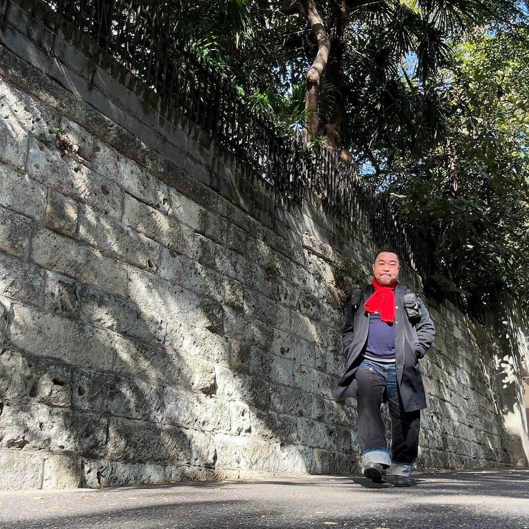 武井義明のインスタグラム：「徐々に冬服を出さないとね。  The weather in Japan, or rather the whole world, is unusual. In Tokyo last week we had days with short sleeves and short pants, but today we need a light coat. I thought it might be too hot to wear a woolen neck wrap, but I thought it would be a nice color accent.」