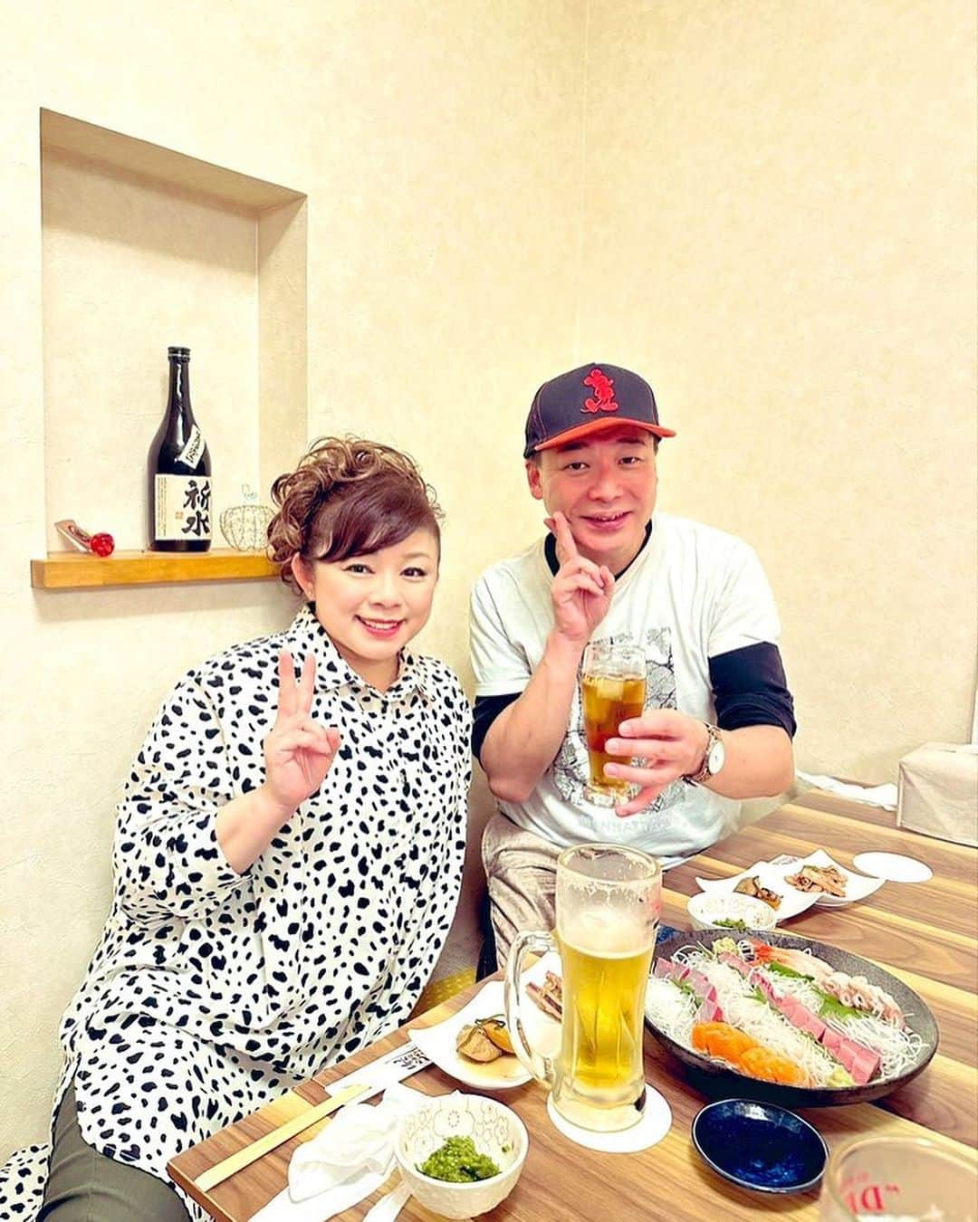 美川憲二さんのインスタグラム写真 - (美川憲二Instagram)「打ち上げも　やったわよ〜😃😀😋🍴🍺🍺🍺🍺🍺✨✨✨✨✌️✌️  青森は　むつ市　居酒屋「寿」さんに お邪魔して💨💨  イベンターさん、ご一緒した演歌歌手の 美咲綾花ちゃんと　かんぱーい😃😄🍺🍺🍺🍺⤴️⤴️  豪華お刺身盛り合わせに🦑🐙🦐🐟🐠  マスターオススメ　エビチリ、砂肝炒め、焼き小籠包にと  旨、旨だったわよ〜😄😋🍴👍👍👍  イケメンマスターなのよー‼️  しかも　21才で　ピチピチヤング‼️😍🍄💓💓💓😃⤴️⤴️ 笑。  イケメンマスターは　個別に　後でアップデートしますわ〜😜🤪😍🤣🤣💦💦 笑。笑。  むつ市に　行ったら　是非、居酒屋「寿」行ってみてくだされ〜🥰💕💕💕💕💕💕💕💕💕💕💕  美味しいわよー😋👍👍👍  居酒屋、寿‼️  居酒屋、寿‼️  それそれ〜😃😁🍴⤴️⤴️ #居酒屋寿 #青森 #むつ市 #打ち上げ #美味しいわよ #美川憲一 #美川憲二 #美咲綾花 #ものまね」11月13日 13時00分 - mikawakenji