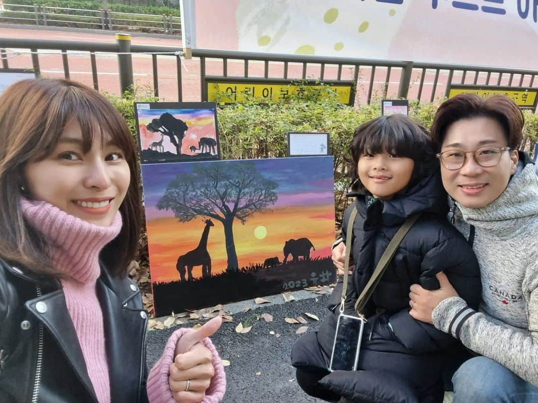 キム・ジョンファのインスタグラム：「매년 가을에 열리는 거리전시회♡ 벌써 세 작품째 유화 화백의 그림을 만나볼수 있었어요^^ 5월에 갔었던 아프리카 풍경을 그린 유화의그림👏👏👏👏 앞으로도 멋진 그림들 기대할께🙆‍♀️ #유화백#유화그림#아프리카#너의꿈을응원해」