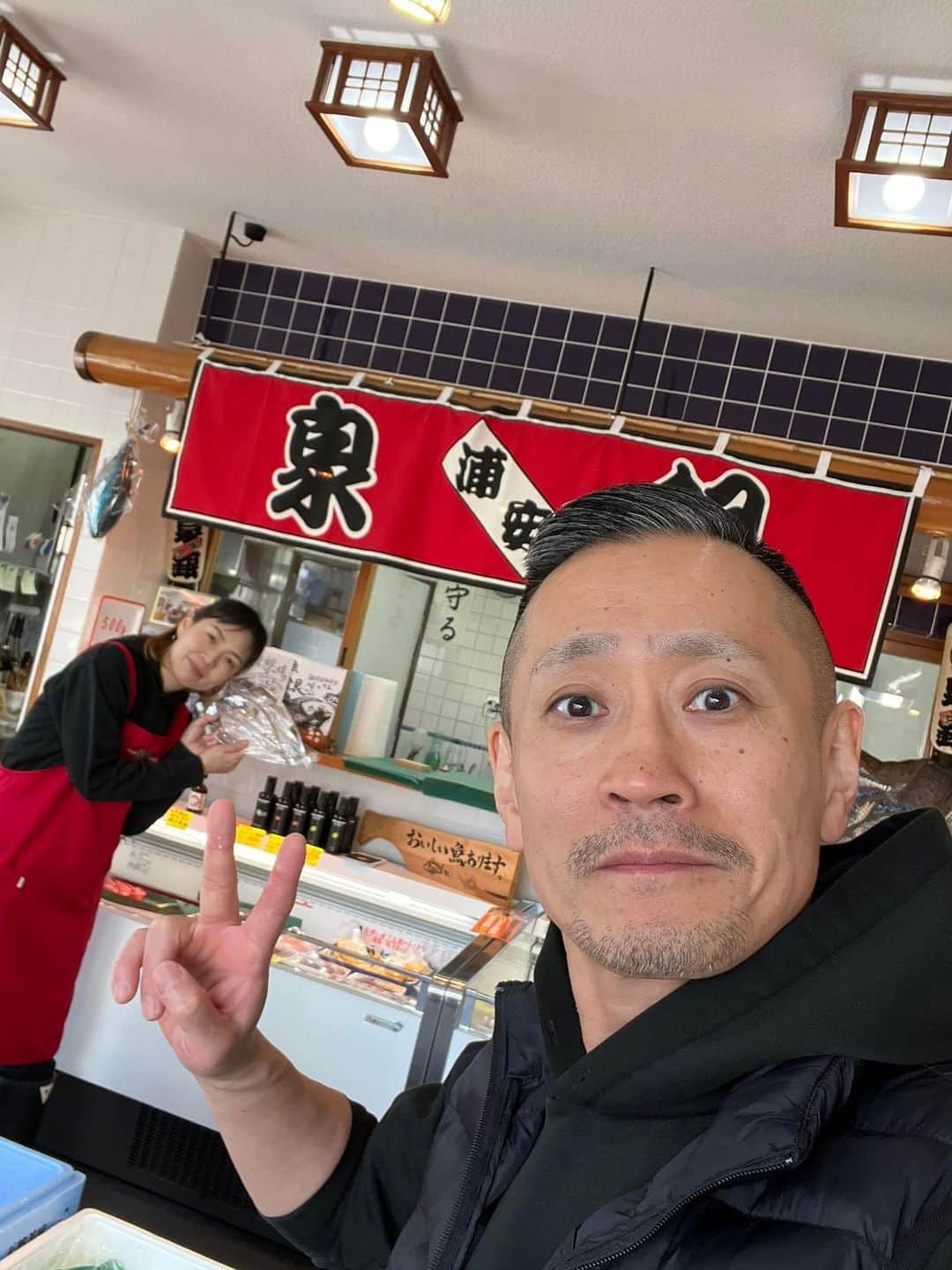 のインスタグラム：「冷蔵ショーケースになり鱒が、細かく色々並べており鱒！明日定休日なので完売をメザシて鱒！皆様！宜しくお願いいたし鱒ー！！！」