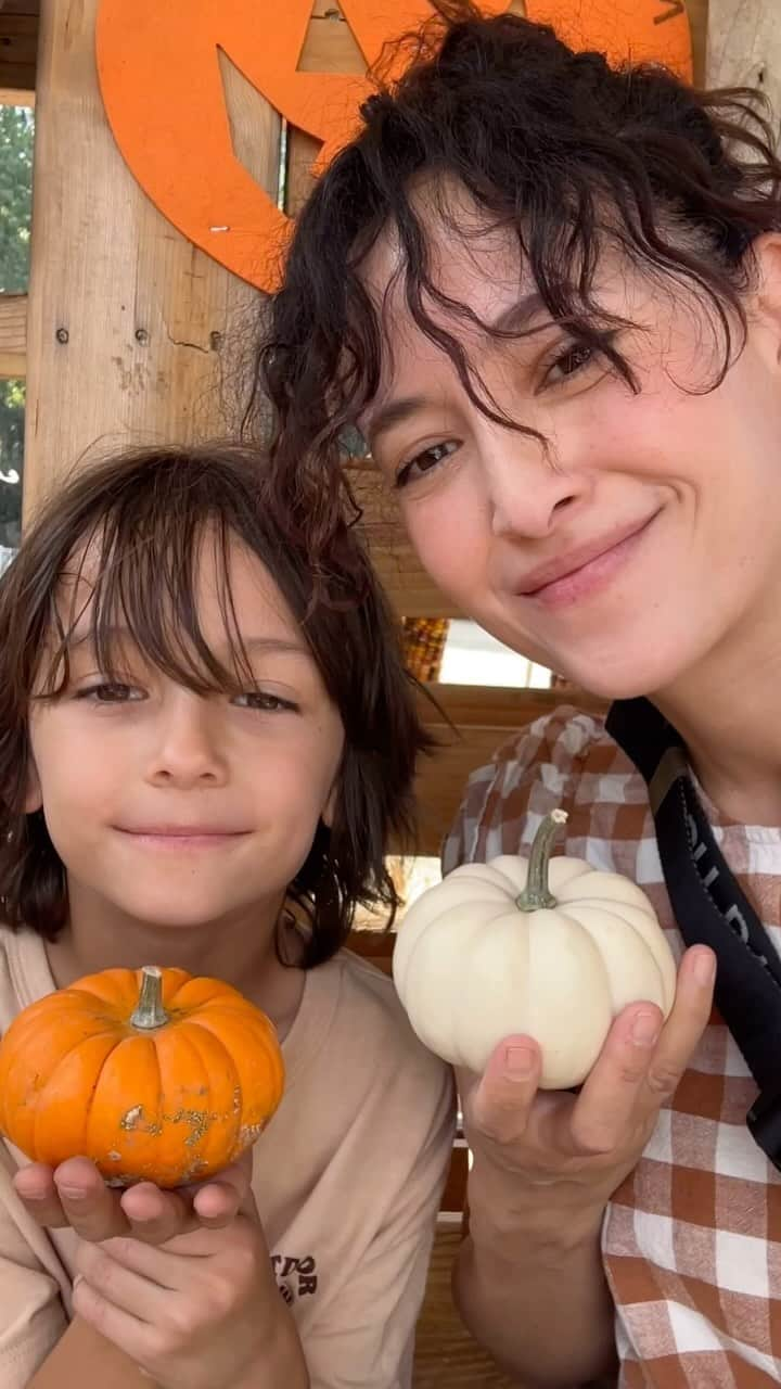 フリーディアのインスタグラム：「I love this little life 🎃 🍁  • • • この小さな人生は凄く好き😊🍁 後悔無し。  #fall #pumpkins #orange #love #family #mylife #myson #mybaby #lovelife #pumpkinpatch」