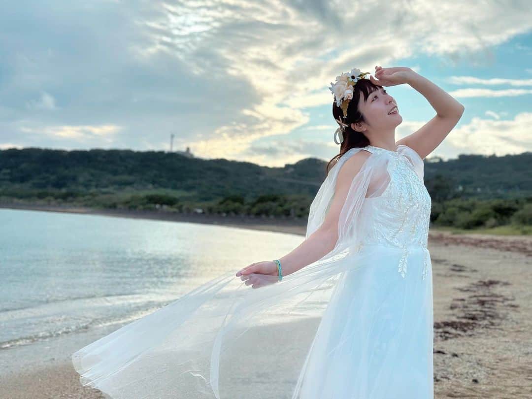 星那美月のインスタグラム：「I took a photo with the dress you gave me🎁👗 I’ll treasure it✨  先日お誕生日プレゼントでいただいたドレスを沖縄で着てみたよー😊🌺  #okinawa #portraitphotography #japan」