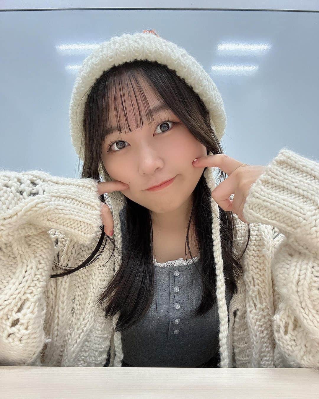 島崎友莉亜のインスタグラム：「今日上着忘れてしまった🙀」