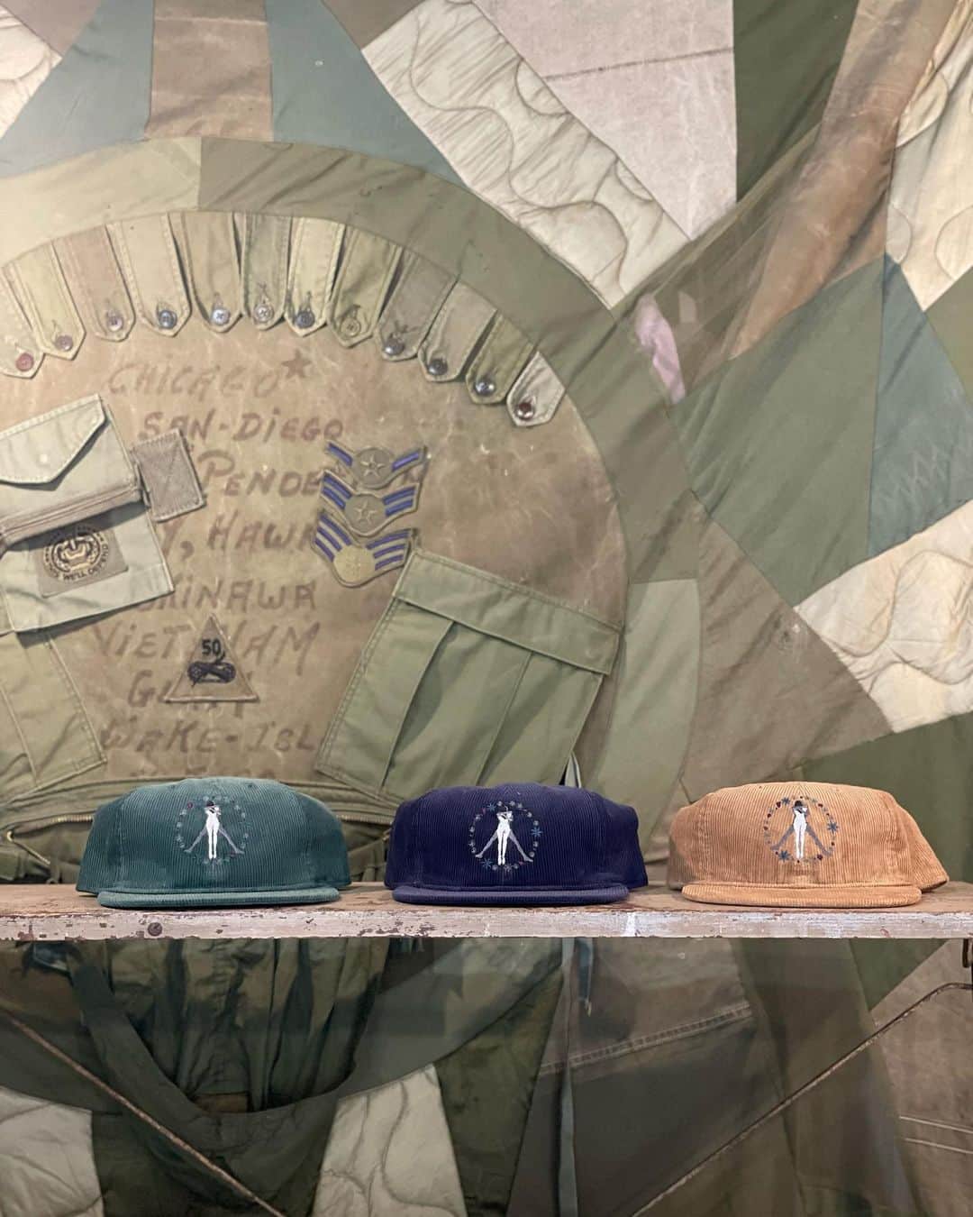 PERKのインスタグラム：「@_cultures_official ”PEACE SIGN CAP”  Now in store!!  よく見ると、抱き合ってる人と花で　ピースマークを表現し、さらに細かい刺繍で仕上げた、贅沢なワンポイントCAP」