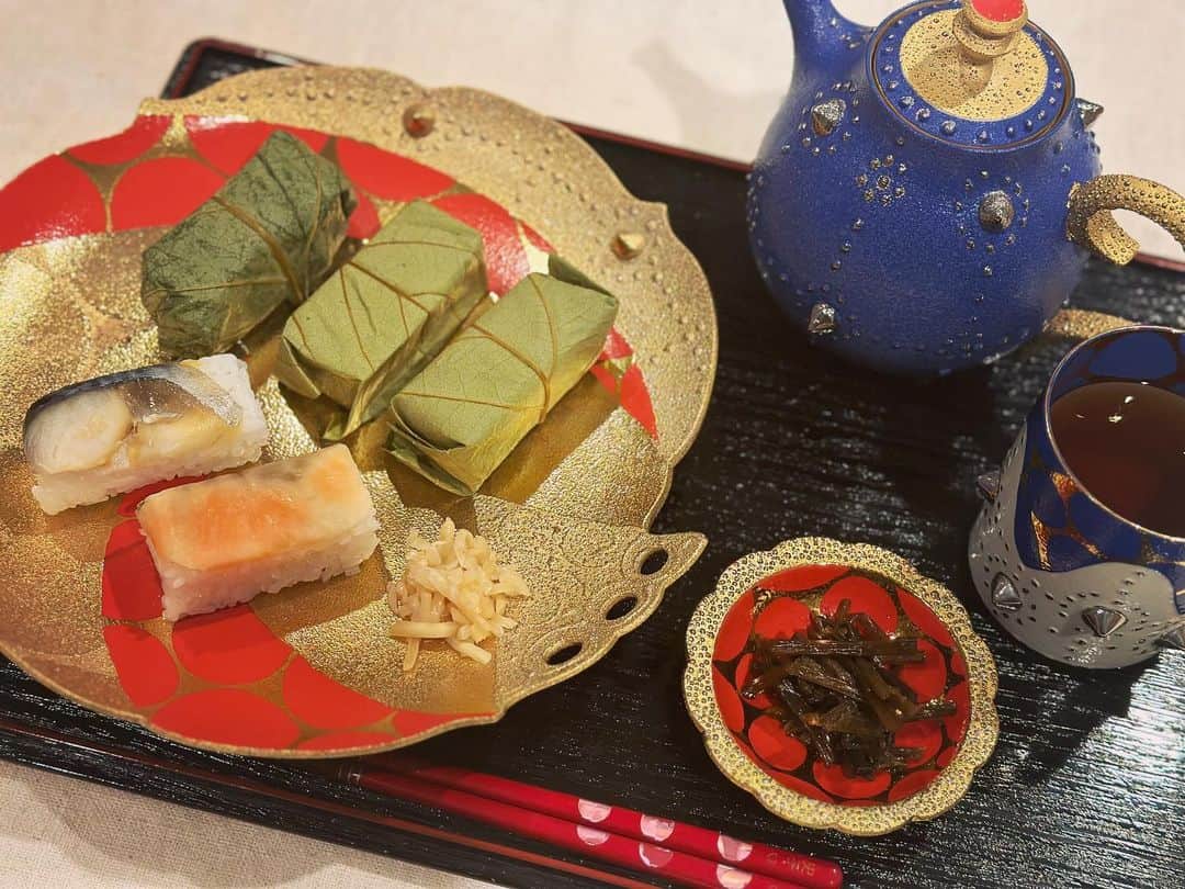 木本史子のインスタグラム：「⁡ ⁡ ⁡ 奈良のお土産🦌 ⁡ ⁡ 柿の葉寿司.•*🍣🥢*•.¸¸♬ ⁡ ⁡ 美味しく頂きました🫶💕😋 ⁡ ⁡ ⁡ ⁡ ⁡ ⁡」