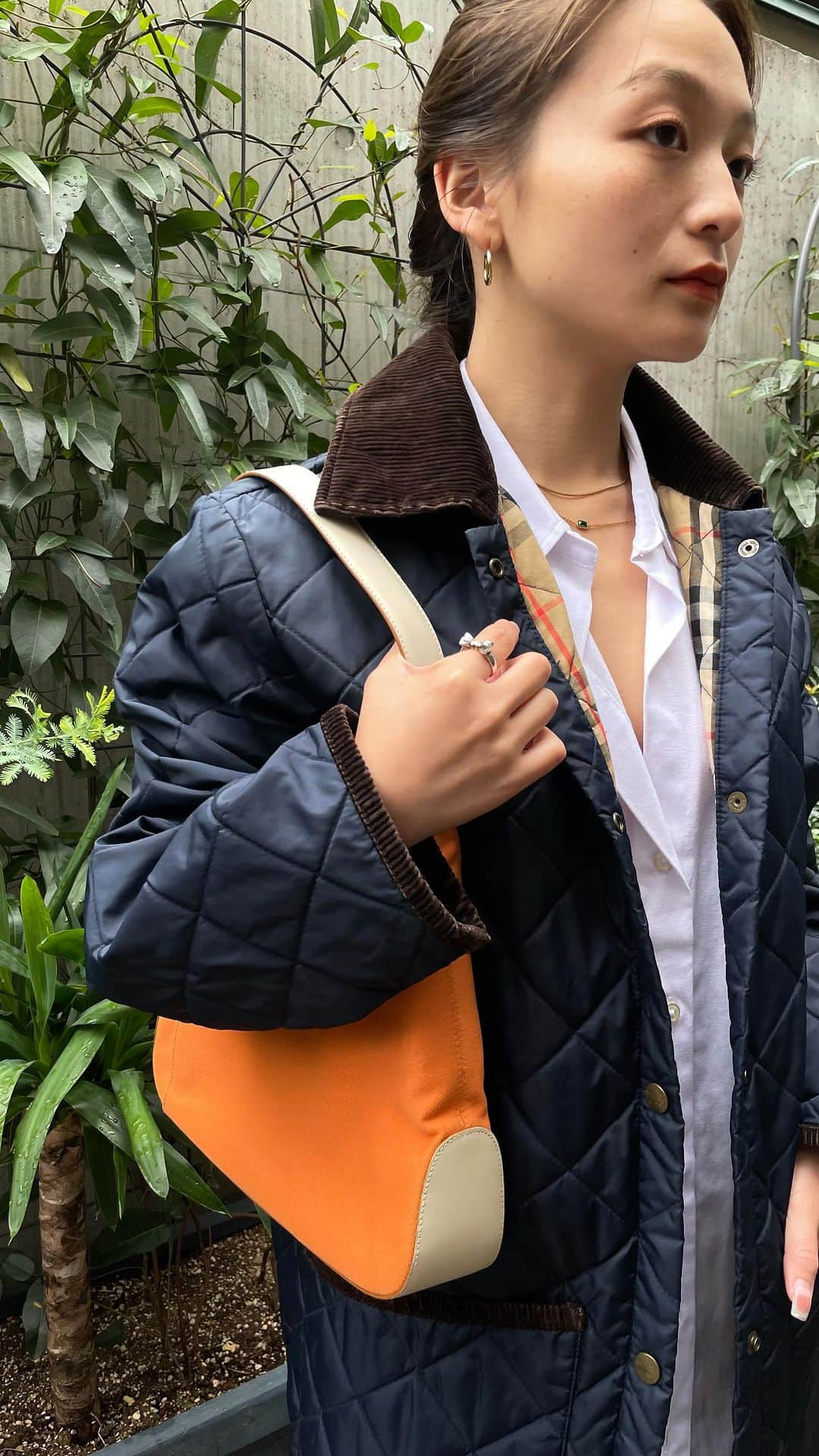 のインスタグラム：「Need some cozy and warm outwear  ▼Customer service English/Chinese/Korean/Japanese *Please feel free to contact us! *商品が見つからない場合にはDMにてお問い合わせください   ▼International shipping via our online store. Link in bio.  #tokyovintageshop #오모테산도 #omotesando #aoyama #表参道 #명품빈티지 #빈티지패션 #도쿄빈티지샵  #ヴィンテージファッション #ヴィンテージショップ #valentino #vintagejacket #dior #gucci #burberry #バーバリー #ディオール #コート」