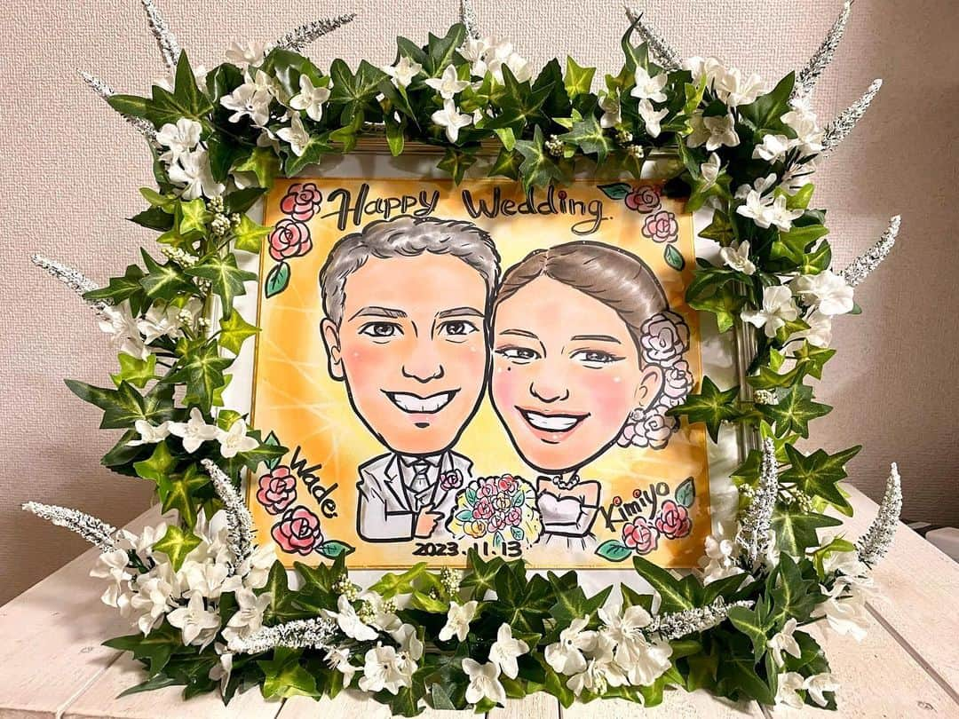 輝良まさとさんのインスタグラム写真 - (輝良まさとInstagram)「・ 今日は親戚の結婚式😍 遠方で平日開催ということもあり我が家は参列できなかったのですが、なにかお祝いをしたいなと考え、知人に依頼して似顔絵を描いてもらい、サプライズで会場へ送りました💓 @emi.sano さん、とっても素敵な作品をどうも有難うございました🥰  造花を５種類ぐらい買い、ひっさしぶりにグルーガンを使って切ったりつなげたりして額も装飾👍 指先に溶けたノリがくっついて火傷しまくりましたが、可愛くできたので満足です💯笑  旦那様はニュージーランド人✨ 親戚の新婦も５か国語ぐらい話せるバイリンガル才女で、めちゃくちゃお似合いの２人です💞 今日という日が素晴らしい１日になりますように😍 末永くお幸せにね❤️❤️❤️  #親戚#結婚#おめでとう#国際結婚#ニュージーランド人#バイリンガル女子#似顔絵#プレゼント#有難うございました」11月13日 13時21分 - kirahama0703