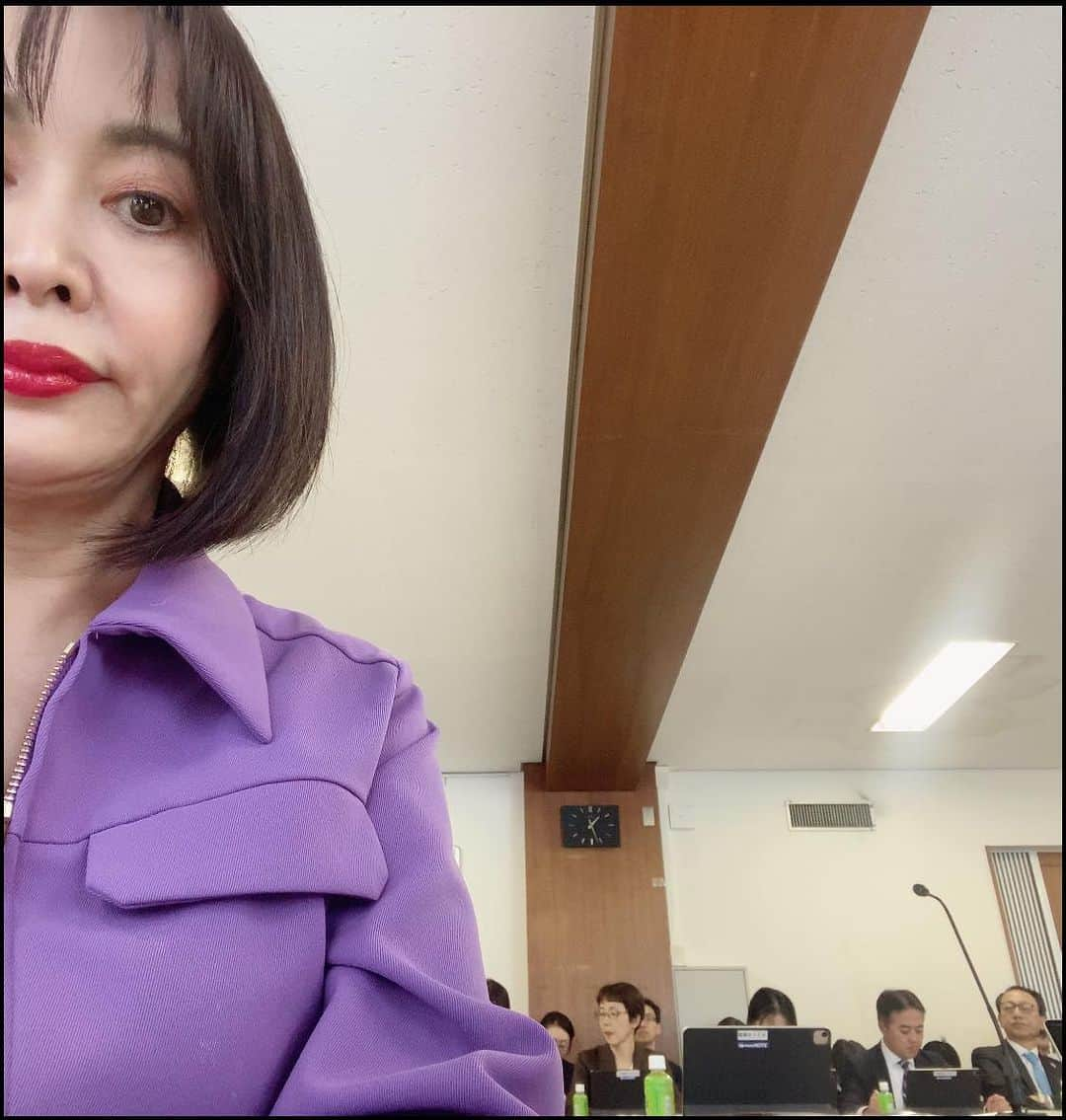 森まさこのインスタグラム：「JAの会議の後、参議院会館にスーツケースを置いてから、自民党人事局長として人事案件の決裁をする。今日の決済は、国会議員の人事ではなく自民党職員の人事だ。その後、自民党本部まで歩いて行き、『こども・若者』輝く未来創造本部の会議へ。  議題：１．全世代型社会保障の構築に係る関係団体ヒアリング 　　　　　　　・日本経済団体連合会 　　　　　　　・経済同友会 　　　　　　　・日本商工会議所 　　　　　　　・日本労働組合総連合会 　　　　　　　・全国知事会 　　　　　　　・全国市長会（リモート） 　　　　　　　・全国町村会 　　　２．こども家庭庁令和５年度補正予算案 　　　３．こども家庭庁令和６年度税制改正要望」