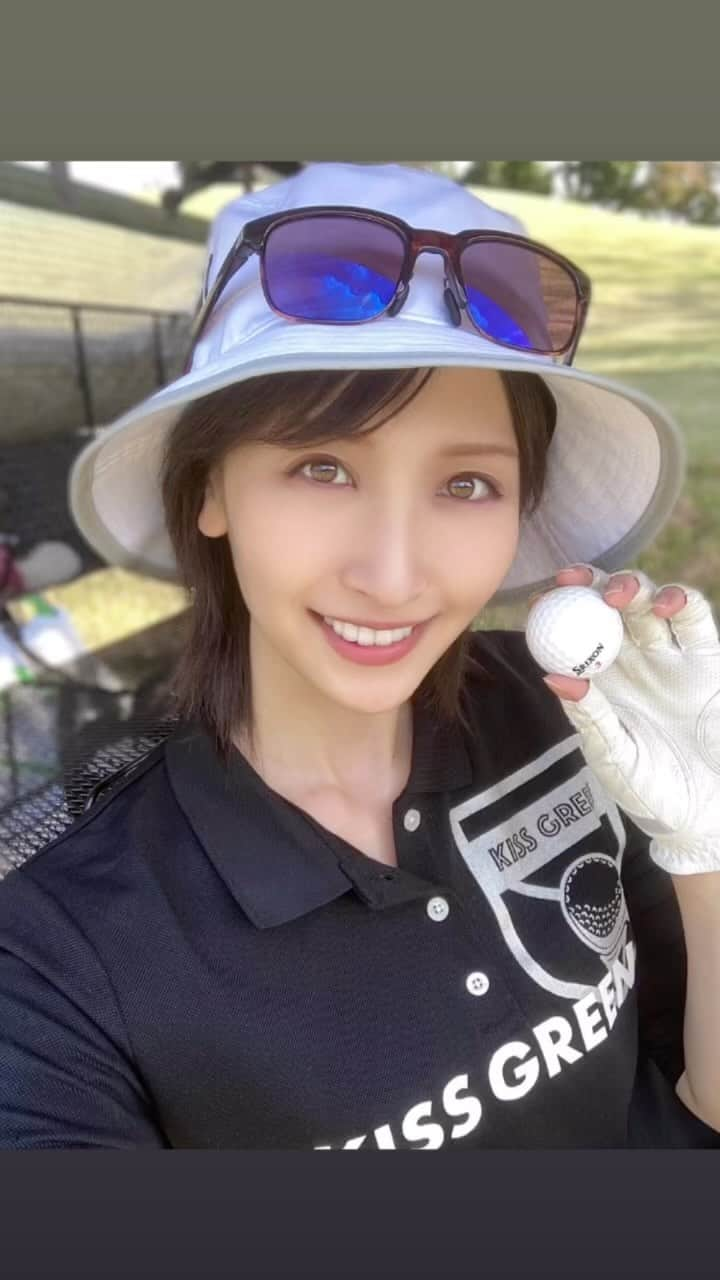 横山ルリカのインスタグラム：「. 室内練習🏌️‍♀️ではアプローチやパターは体感できないので、2回目のラウンドレッスンに行ってきました💨  色々試してみて、全然できてないな…😅と実感💦 あっという間の18H😳 ラウンド沢山行って練習した〜い🏌️‍♀️  #ゴルフウェア #kissonthegreen  #newbalancegolf #oarkley  #🏌️‍♀️ #callawaygolf  #ゴルフ日和  #⛳️⛳️⛳️  #smoothswing」