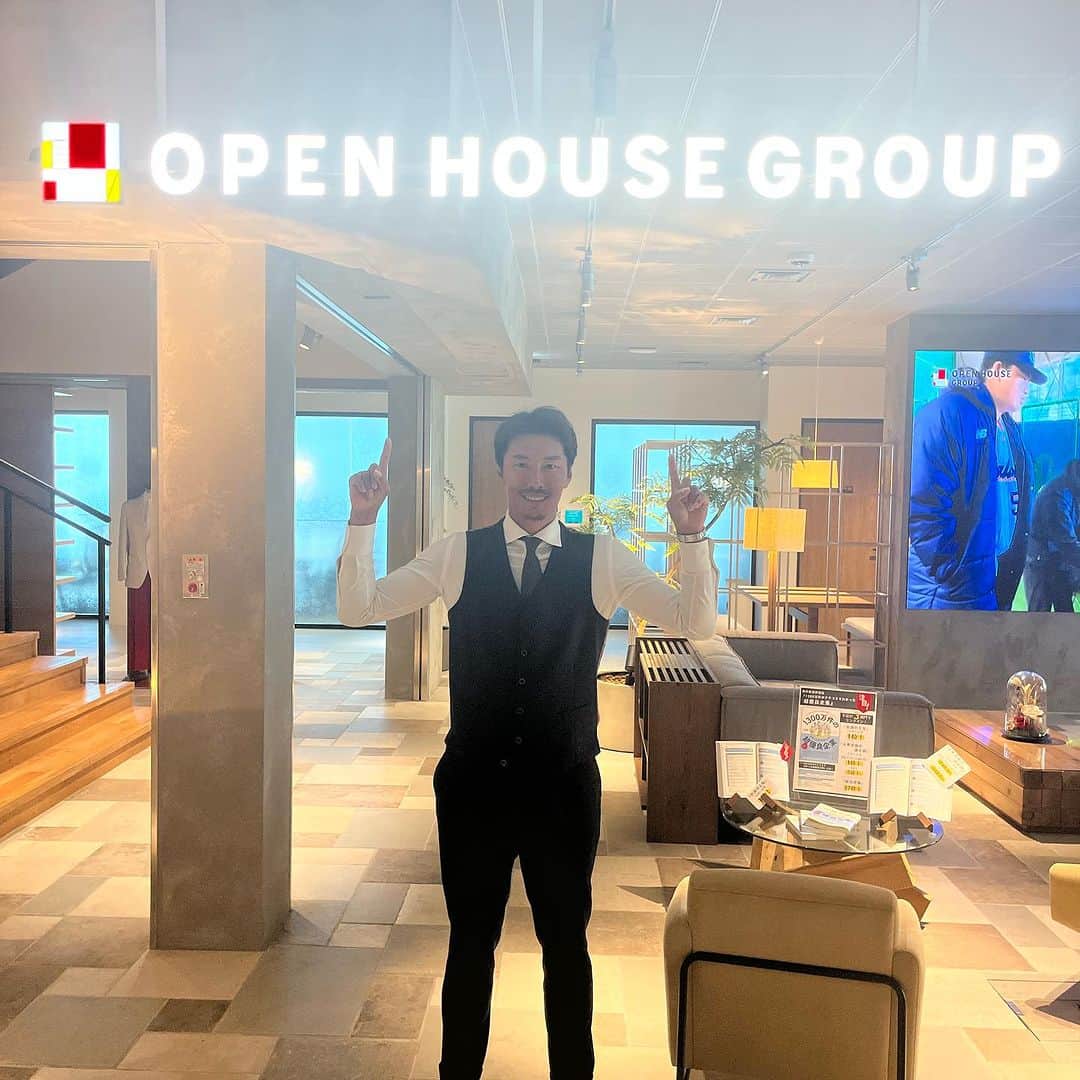 上田剛史のインスタグラム：「今日は東京ヤクルトスワローズのスポンサーでもあるオープンハウス本社に来ました💪💪💪 素晴らしいオフィスに感動🤣  ちゃっかり右奥に村神様のCM流れてます⚾️  #openhouse  #オープンハウス #あの夏を取り戻せ  #東京ヤクルトスワローズ #村上宗隆」
