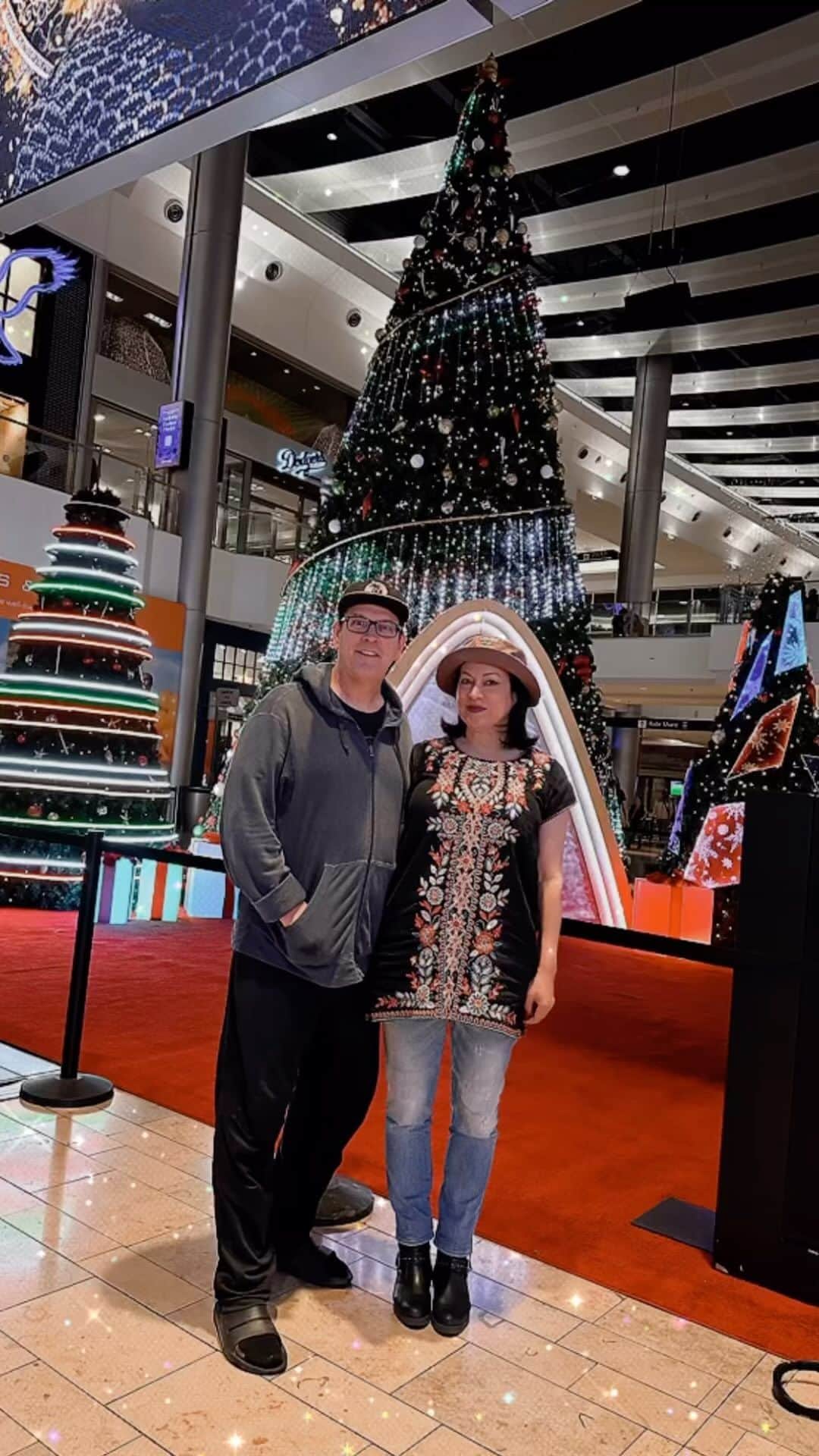 ジェニファー・ティリーのインスタグラム：「Christmas comes early in Vegas. 🎄🎅🏻🦌」