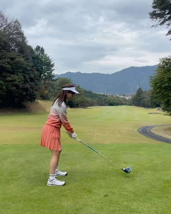 なみきのインスタグラム：「最近の雨ゴルフ⛳️ 雨っていうのもあったけど、それにしてもアイアンはトップ気味でドライバーは引っ掛け😭 パターも合わない😭！ よし、また一から自分のゴルフを見直そう！ やっぱり軌道とあとはフェース面が垂直に戻ってきていないな、、😭 ・ ・ #GOLF #golf #ゴルフ #ゴルフ女子 #ゴルフウェア #ゴルフウェアコーデ #スイング #雨ゴルフ #ショット #パター」