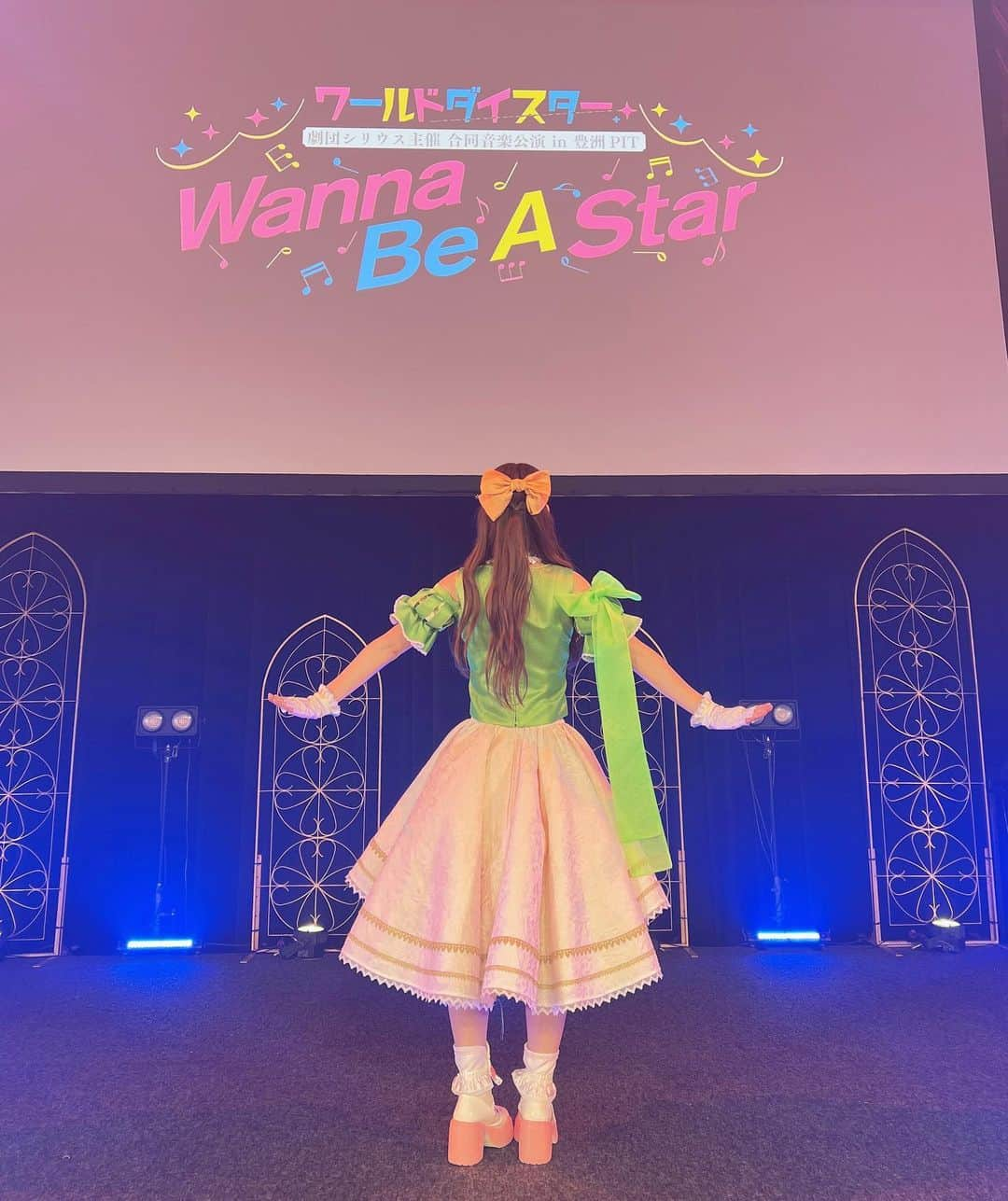 天城サリーのインスタグラム：「ワールドダイスター劇団シリウス主催 合同音楽公演in 豊洲PIT Wanna Be A Star！ ありがとうございました♪！！ はぁ😌夢見たいな時間だったな〜 新曲の全員歌唱曲も初披露できたし、そのAメロ歌い出しをラモさんとできてすっごく嬉しかったし、歌詞の「ずっと待っていたんだこんな瞬間」っていう言葉も本当に心の底から思えました！！ . オーディション資料を頂いたその瞬間から「他の誰にもカトリナちゃんは取られたくない！」ってまだテープオーディションも送ってないのに烏滸がましい程胸がドキドキした日をずっと覚えてます😌スタジオオーディションに呼んでいただいた後も、結果を待ってる数週間は何度も「受かりました！」の夢を見ては起きて絶望するっていうのを繰り返してました🤣 なので正式にカトリナ・グリーベル役ですと決まった時は、ずっと崖から落ちかかってた我が子の手をやっと掴んで安全地帯まで引き上げることができたみたいな気持ちになりました。これから先絶対に1秒たりとも手を離さないんだから😭！！と心に誓いました😭 . 色んな素敵な景色を見せてくれるカトリナちゃんをもっともっと幸せにするお手伝いができるよう、これからも精一杯力を注ぎます！！ ワールドダイスターになろうね！！！ 🎀💛🤝💛🐨」